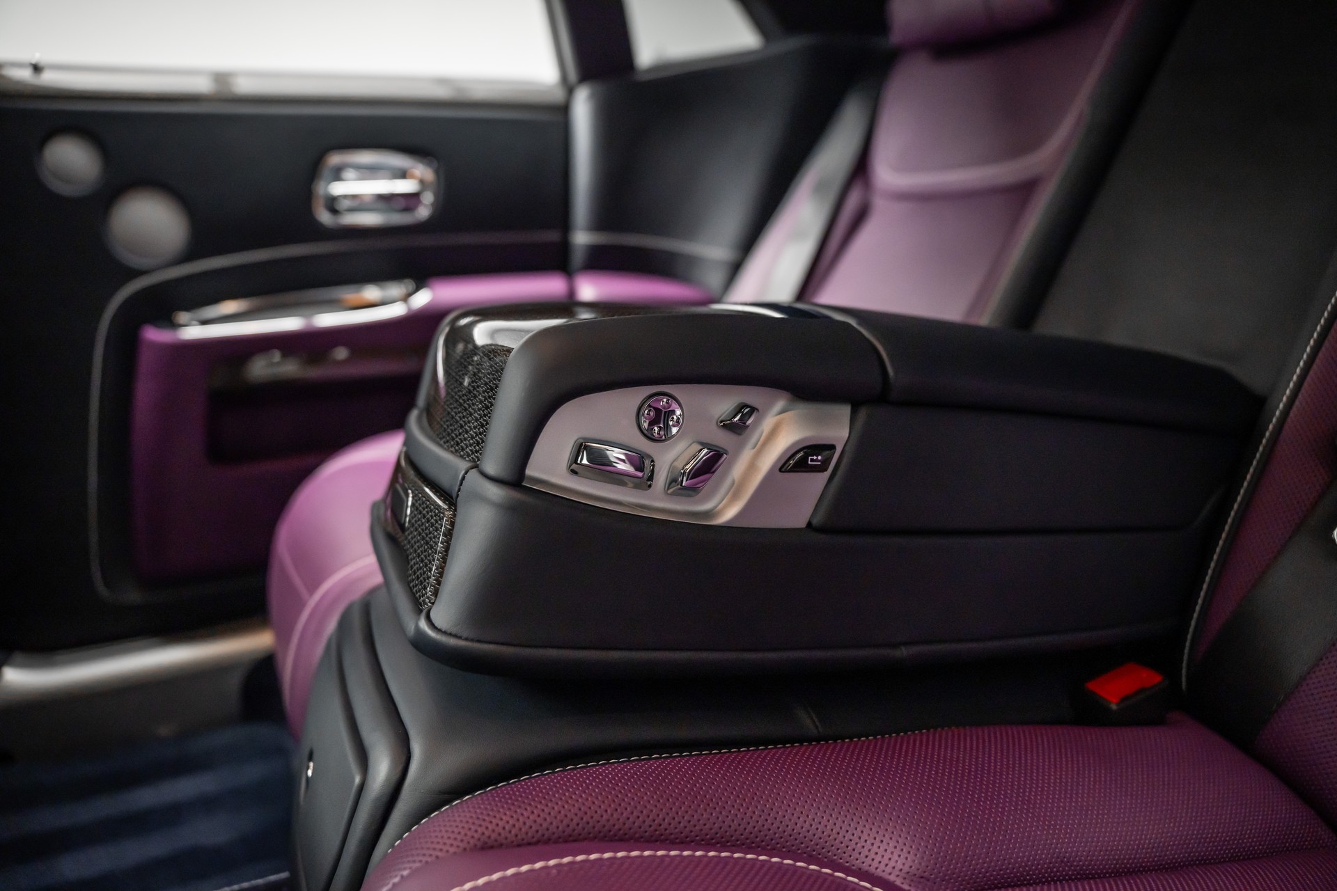 ROLLS-ROYCE * GHOST BLACK BADGE * BESPOKE TAILORED PURPLE INTERIEUR * EINMALIG IN EUROPA *-image-21