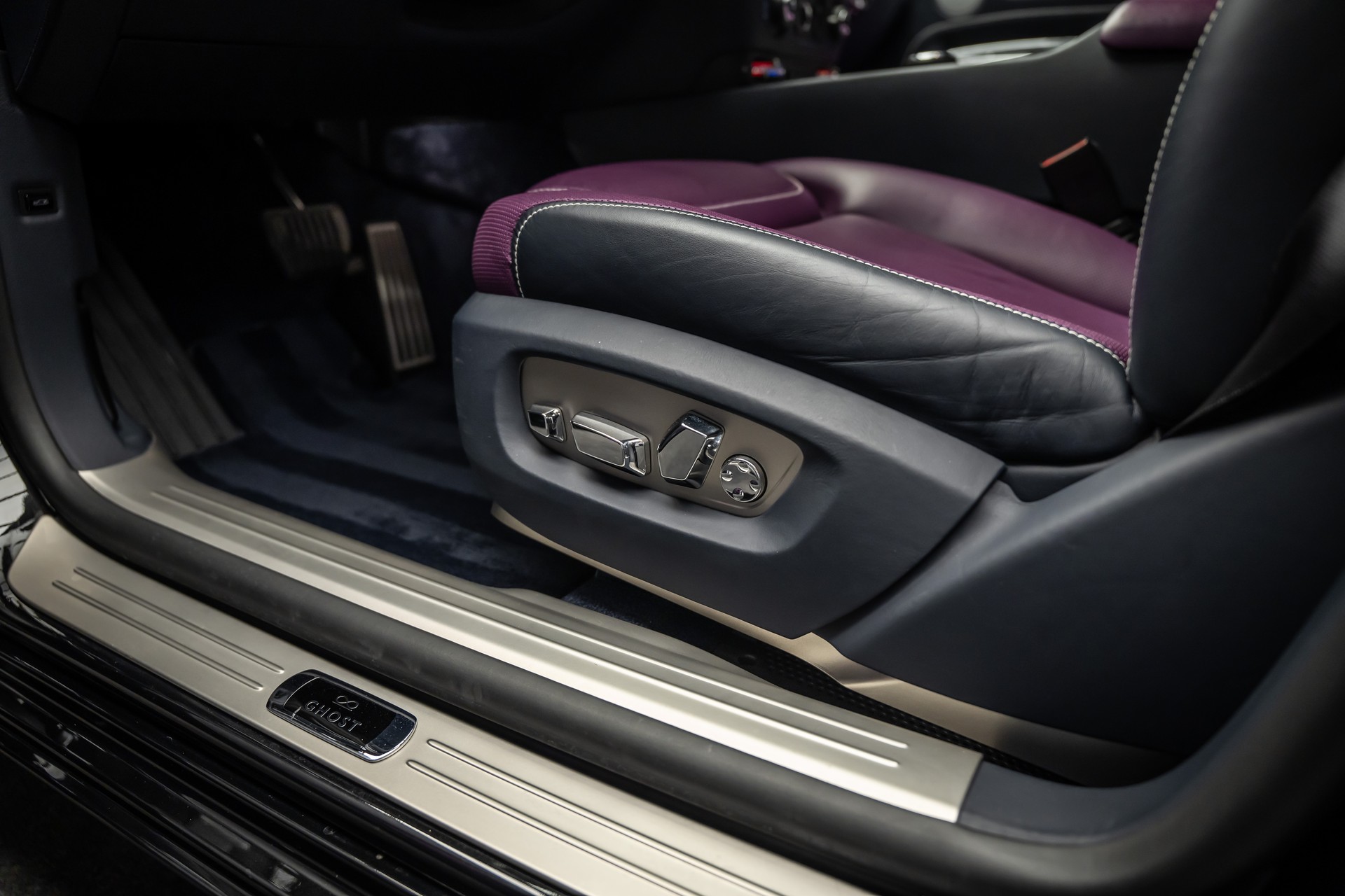 ROLLS-ROYCE * GHOST BLACK BADGE * BESPOKE TAILORED PURPLE INTERIEUR * EINMALIG IN EUROPA *-image-31