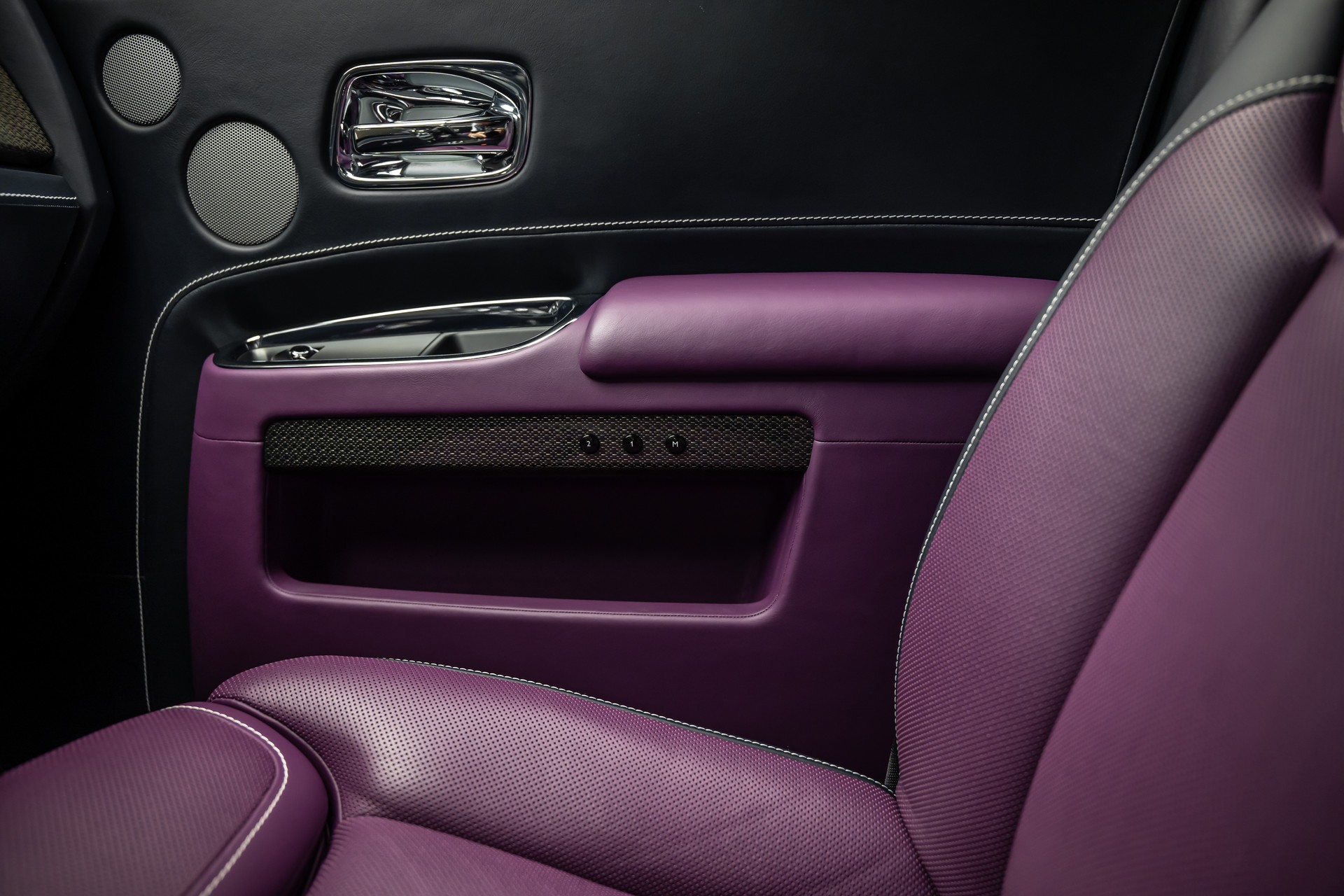 ROLLS-ROYCE * GHOST BLACK BADGE * BESPOKE TAILORED PURPLE INTERIEUR * EINMALIG IN EUROPA *-image-39