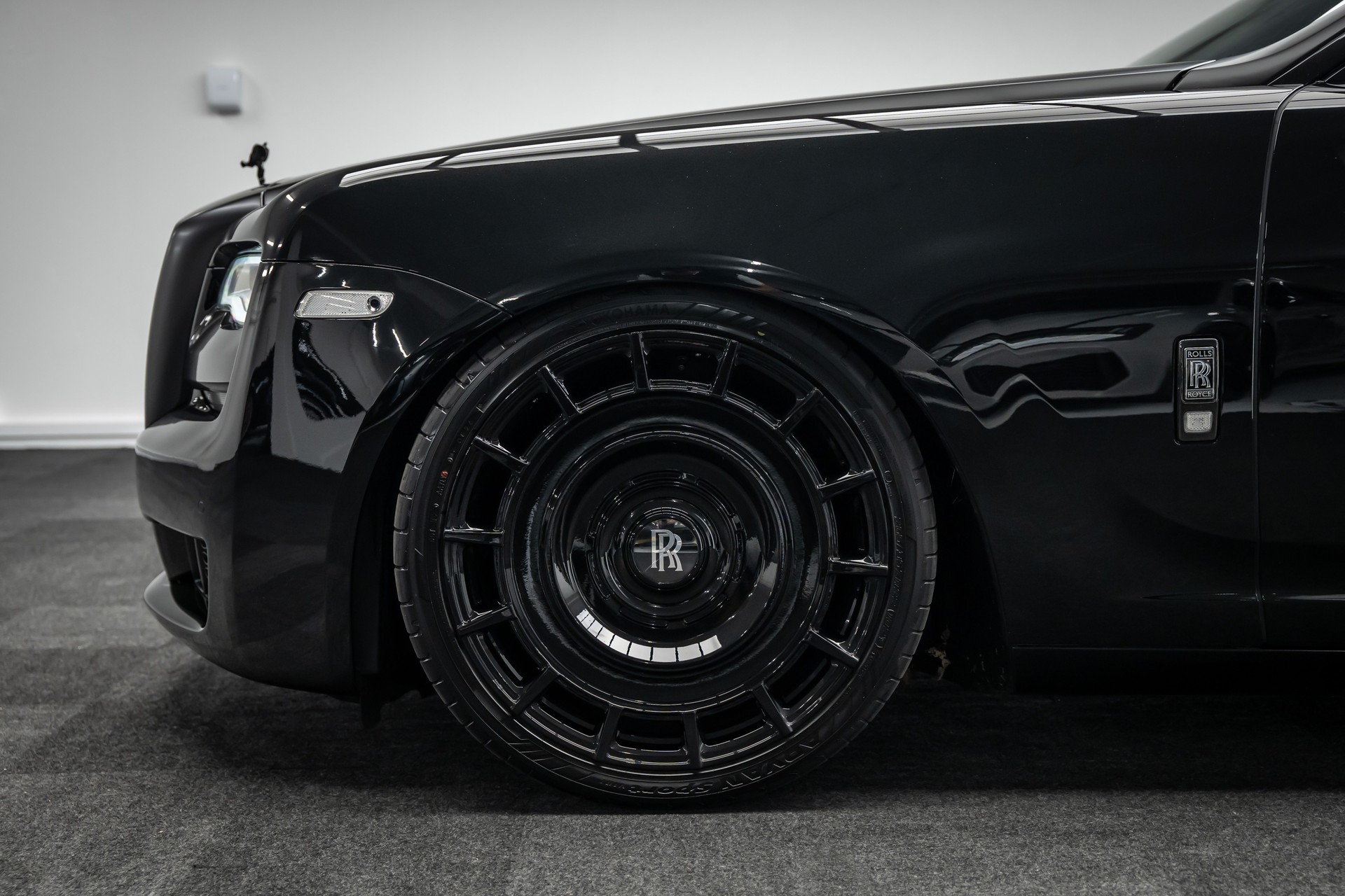 ROLLS-ROYCE * GHOST BLACK BADGE * BESPOKE TAILORED PURPLE INTERIEUR * EINMALIG IN EUROPA *-image-4