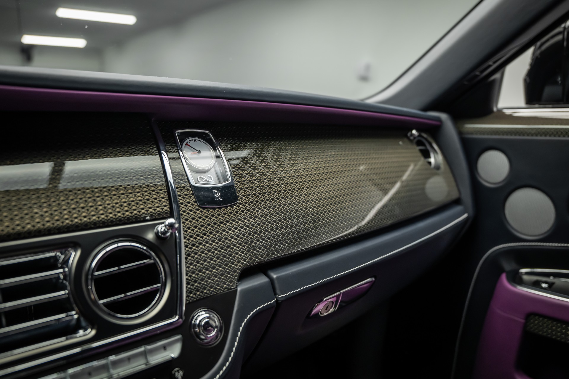 ROLLS-ROYCE * GHOST BLACK BADGE * BESPOKE TAILORED PURPLE INTERIEUR * EINMALIG IN EUROPA *-image-37