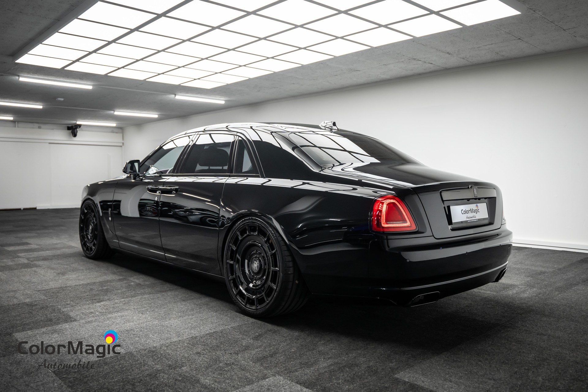 ROLLS-ROYCE * GHOST BLACK BADGE * BESPOKE TAILORED PURPLE INTERIEUR * EINMALIG IN EUROPA *-image-6