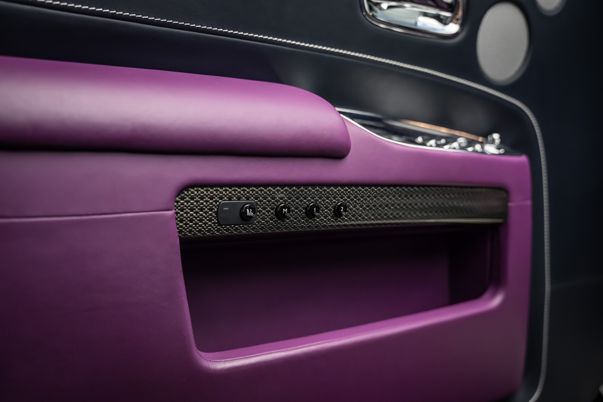 ROLLS-ROYCE * GHOST BLACK BADGE * BESPOKE TAILORED PURPLE INTERIEUR * EINMALIG IN EUROPA *-image-29