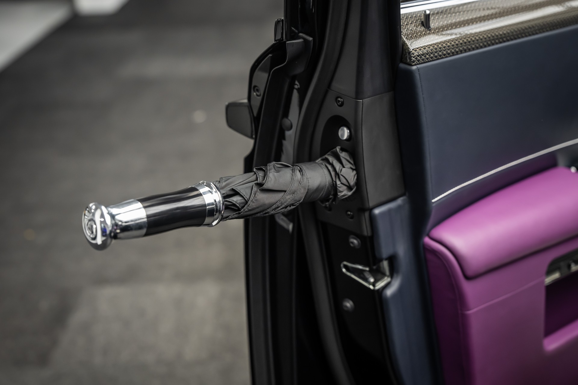 ROLLS-ROYCE * GHOST BLACK BADGE * BESPOKE TAILORED PURPLE INTERIEUR * EINMALIG IN EUROPA *-image-27