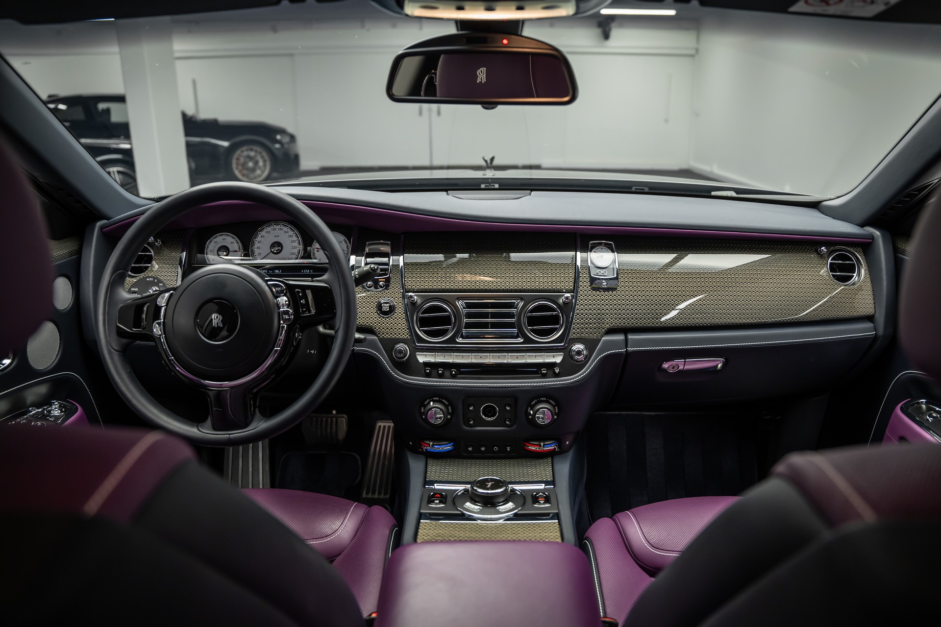 ROLLS-ROYCE * GHOST BLACK BADGE * BESPOKE TAILORED PURPLE INTERIEUR * EINMALIG IN EUROPA *-image-25