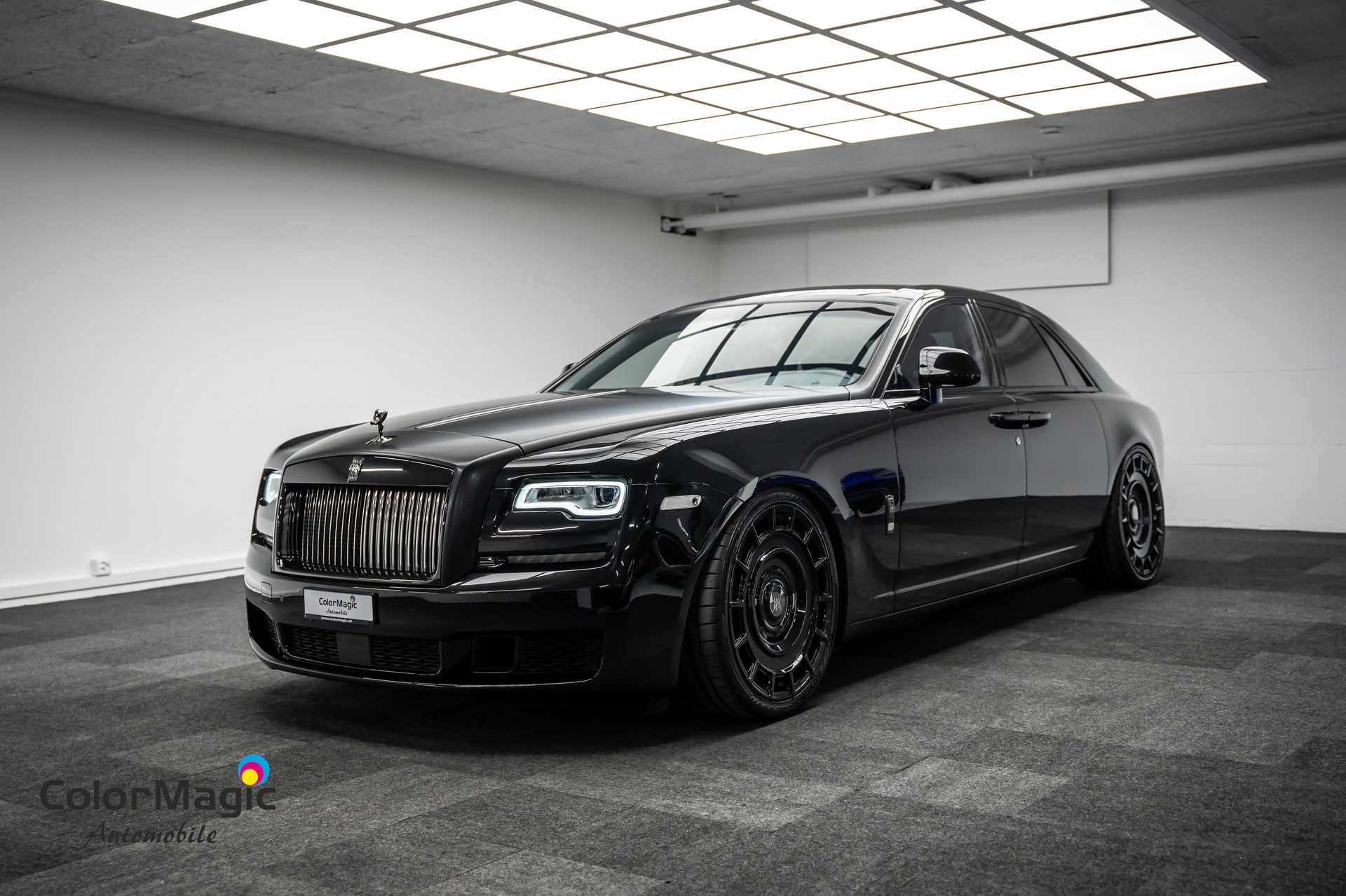 ROLLS-ROYCE * GHOST BLACK BADGE * BESPOKE TAILORED PURPLE INTERIEUR * EINMALIG IN EUROPA *
