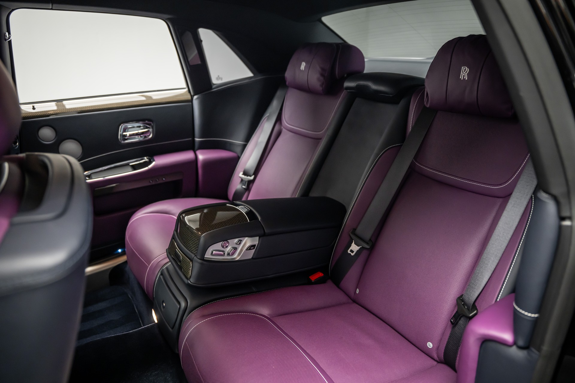 ROLLS-ROYCE * GHOST BLACK BADGE * BESPOKE TAILORED PURPLE INTERIEUR * EINMALIG IN EUROPA *-image-45