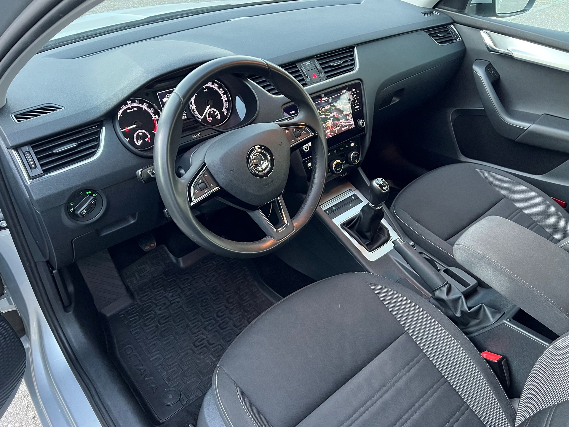 SKODA Octavia Combi 1.6 TDI Ambition 4x4-image-6