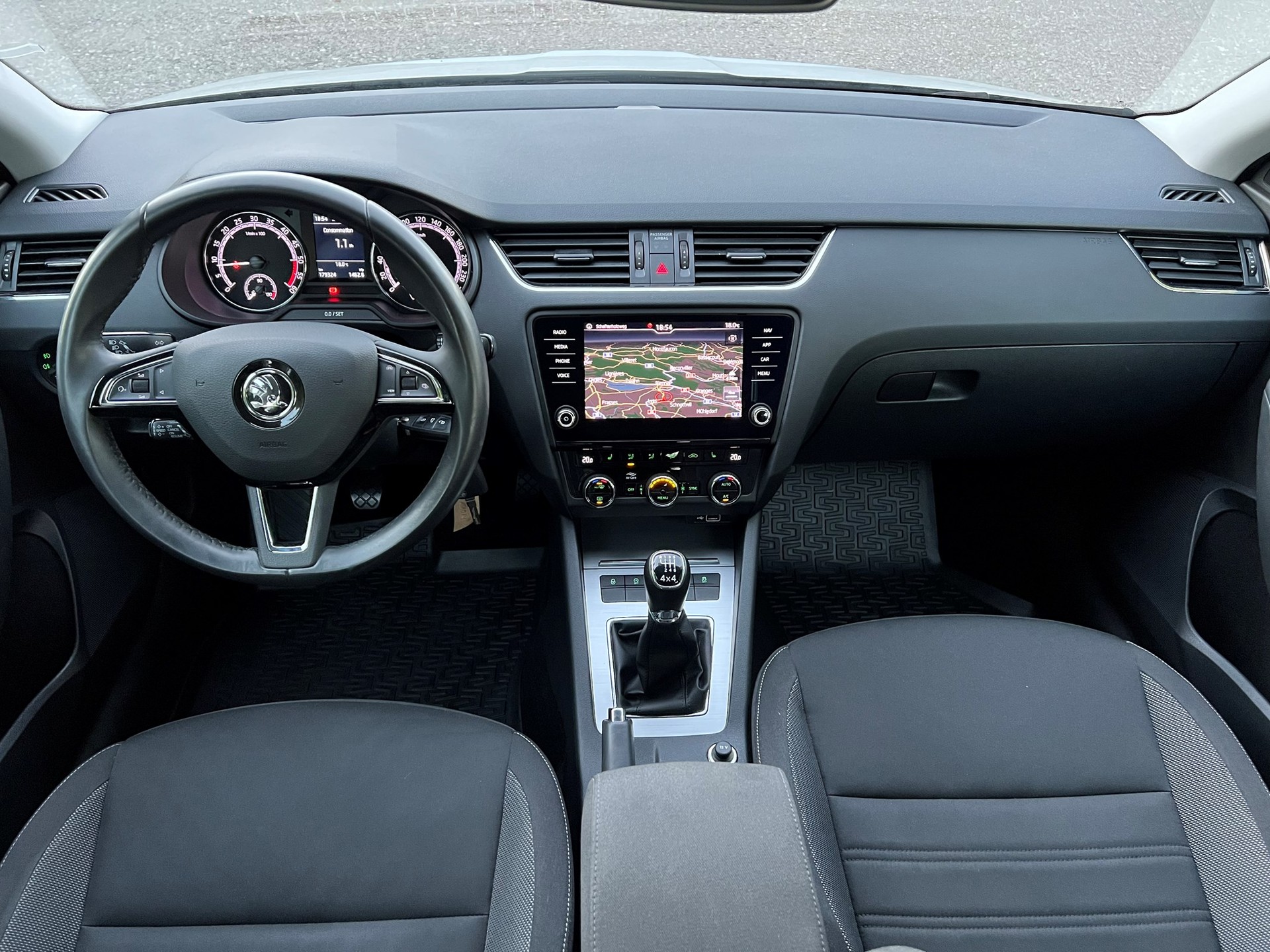 SKODA Octavia Combi 1.6 TDI Ambition 4x4-image-8