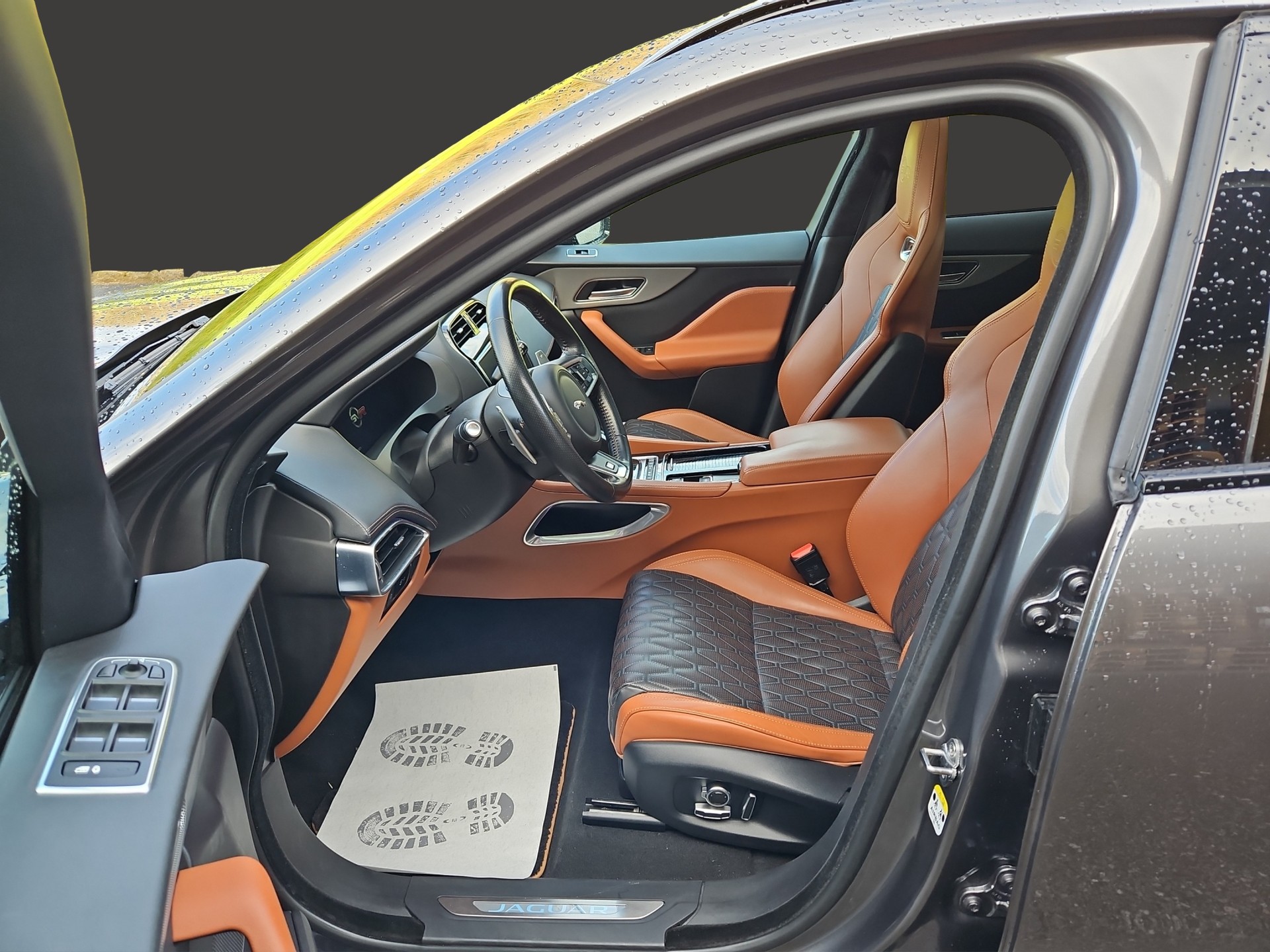 JAGUAR F-Pace 5.0 V8 SVR AWD Automatik-image-10