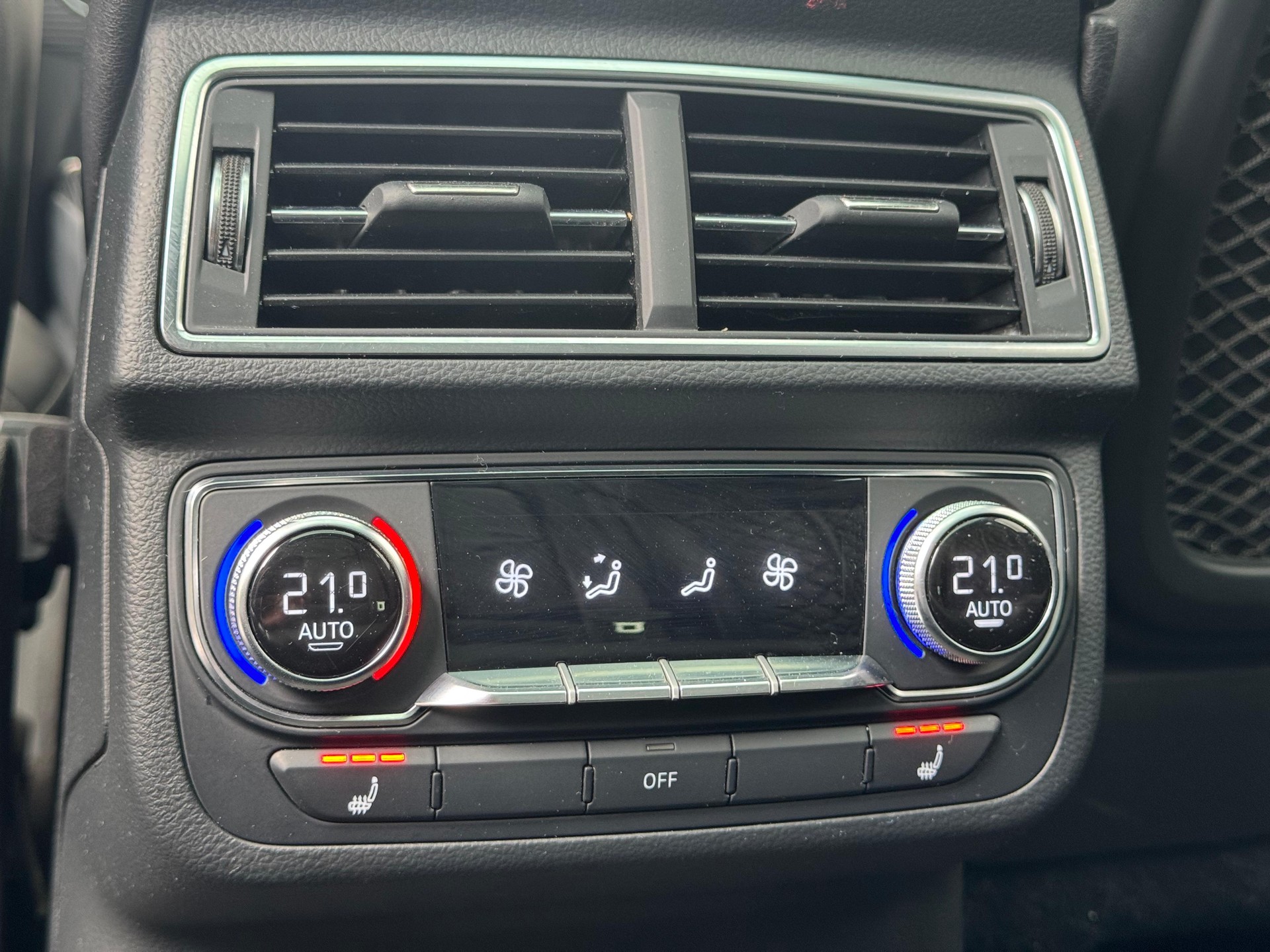 AUDI SQ7 4.0 TDI quattro tiptronic-image-31