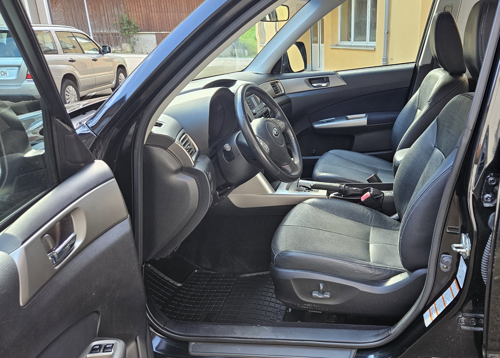 SUBARU Forester 2.0X Swiss Automatic-showroom-element-1