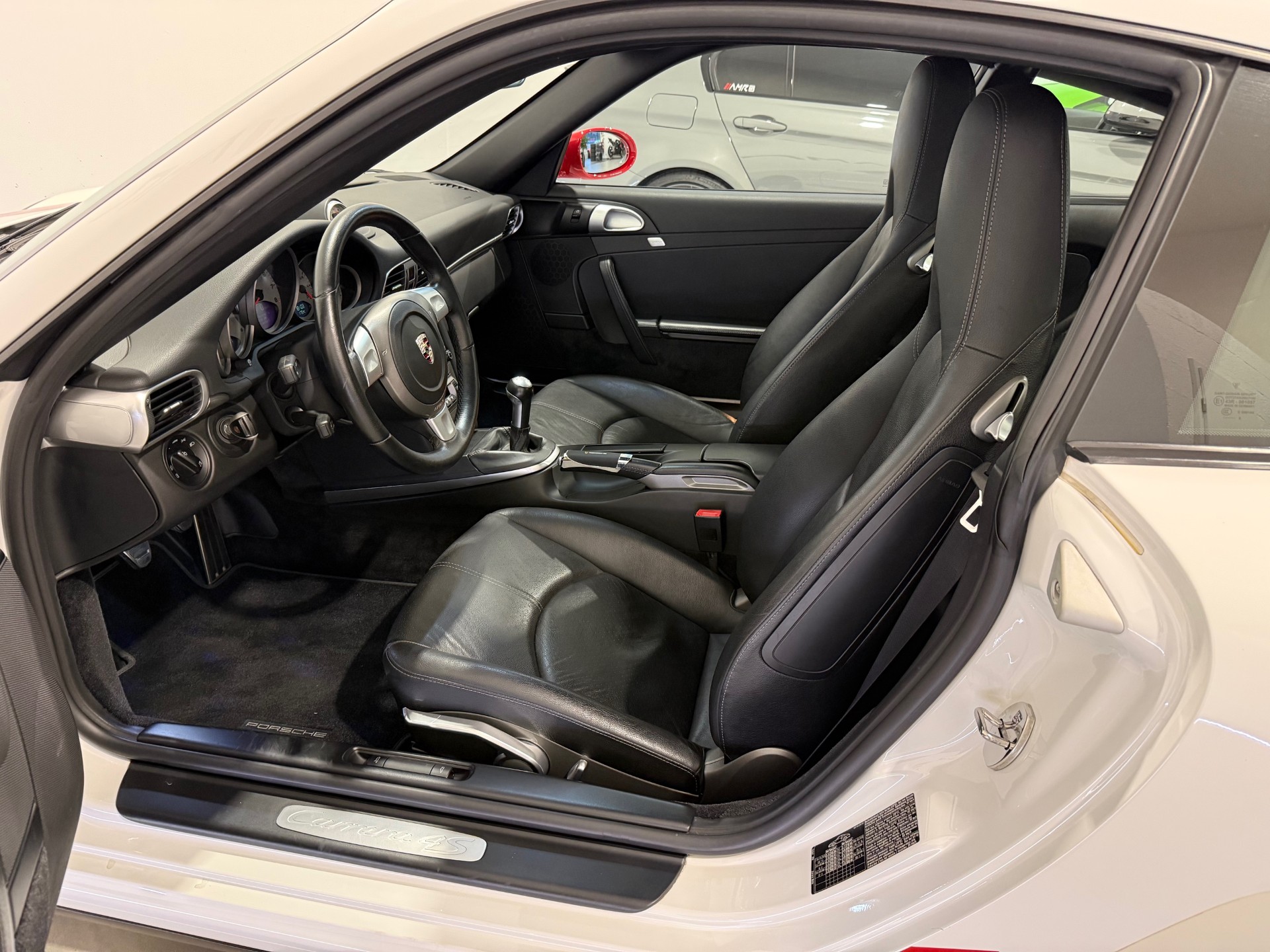 PORSCHE 911 Carrera 4S-image-9