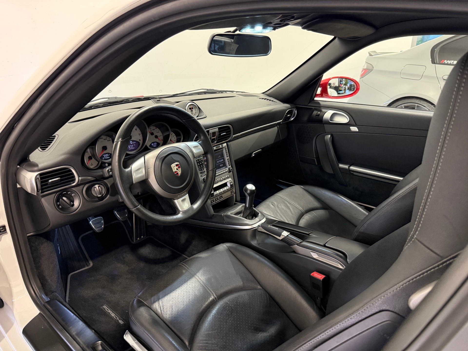 PORSCHE 911 Carrera 4S-image-8