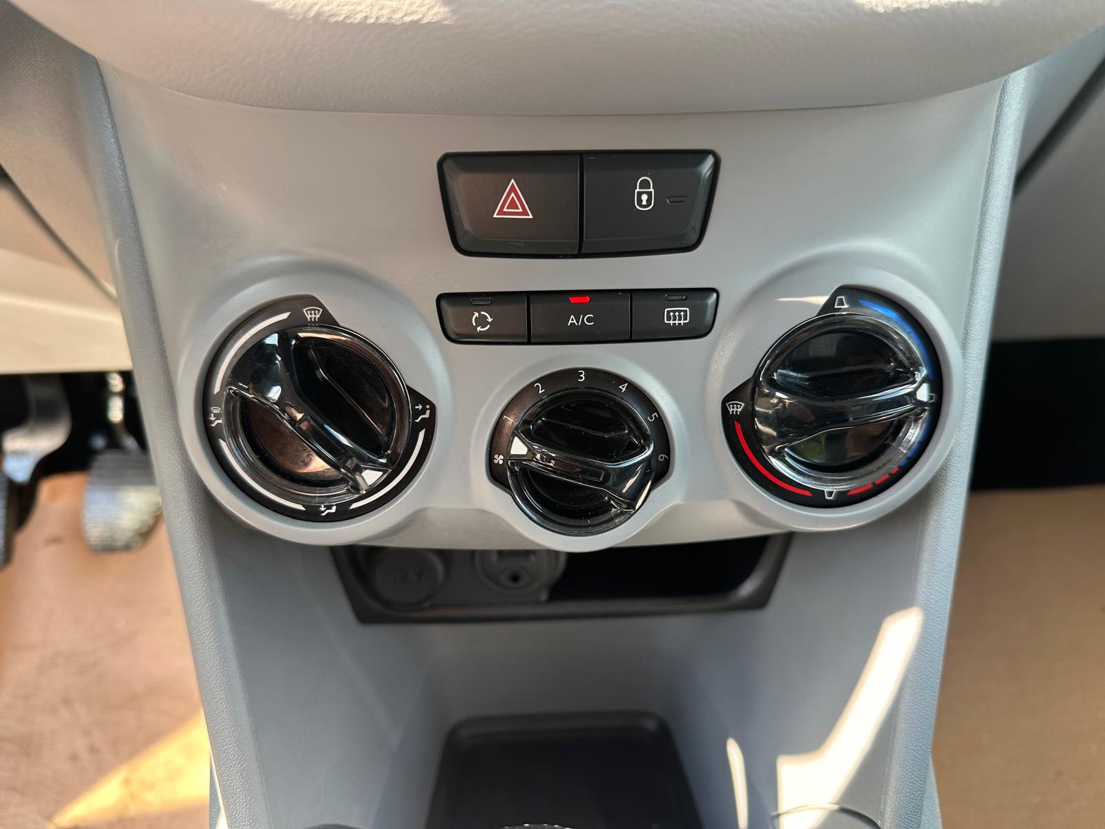 PEUGEOT 208 1.4 VTI Active-image-10