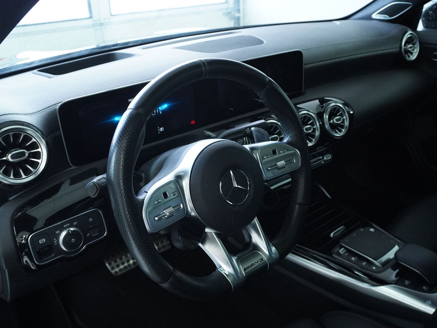 MERCEDES-BENZ CLA 45 S AMG 4Matic+ 8G-DCT-showroom-element-2