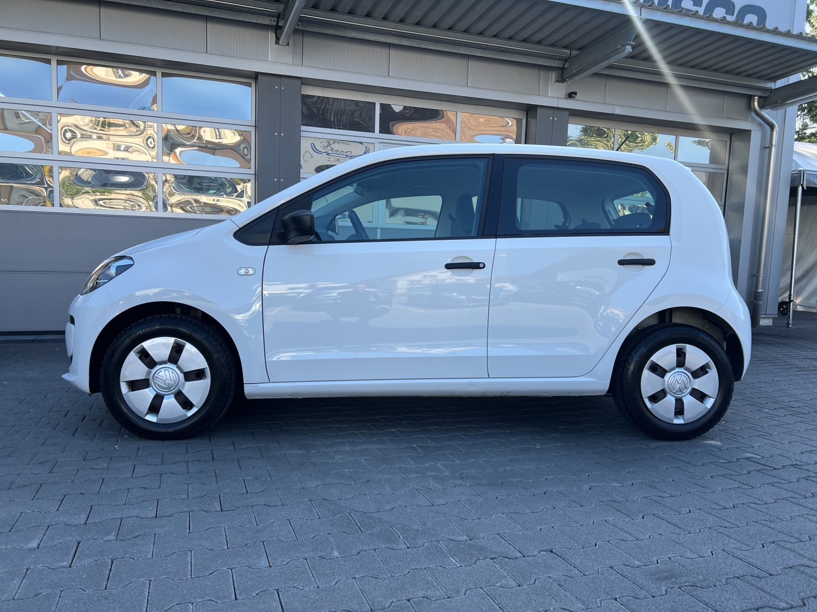 VW Up 1.0 start up-showroom-element-1