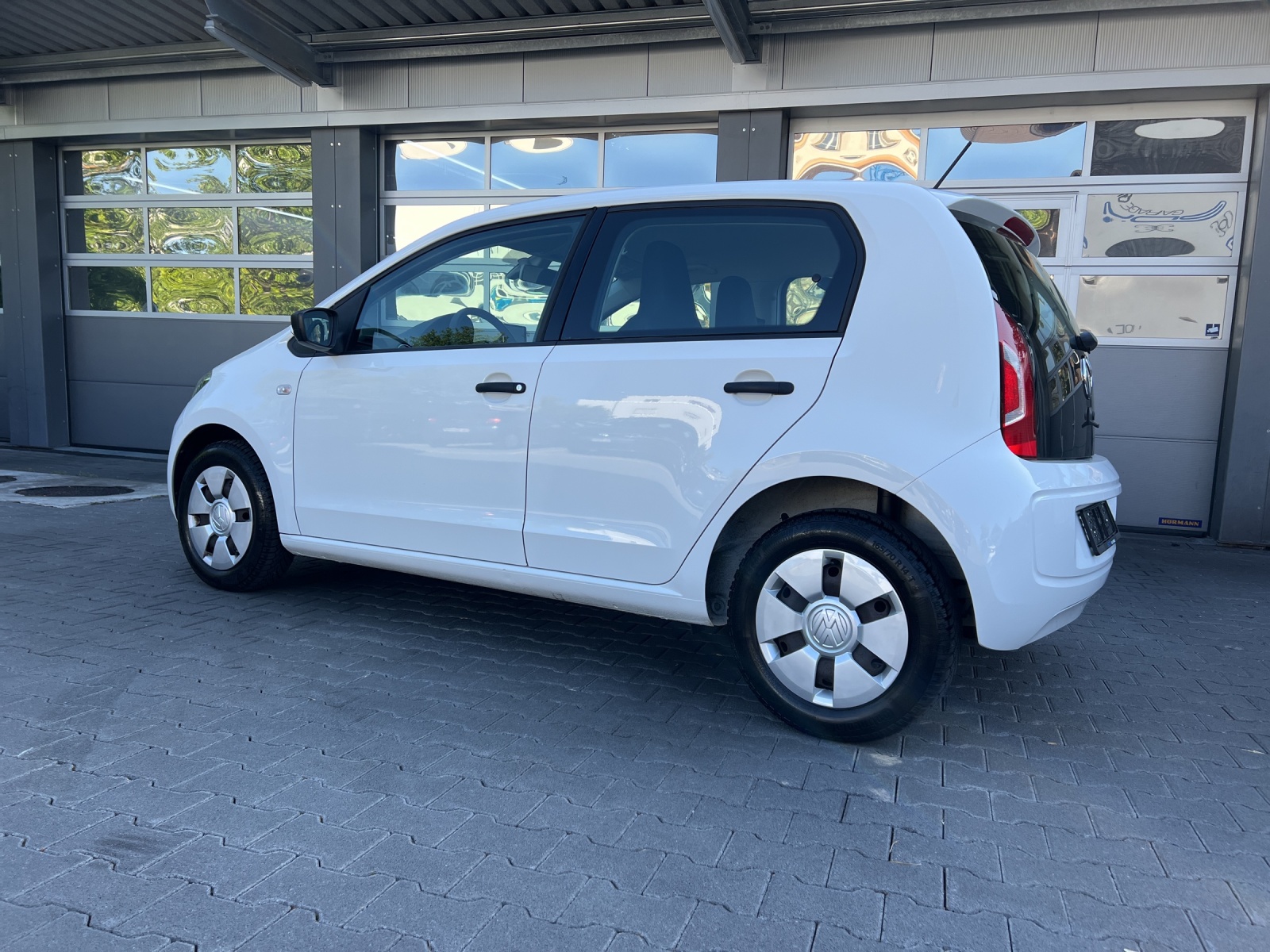 VW Up 1.0 start up-showroom-element-2