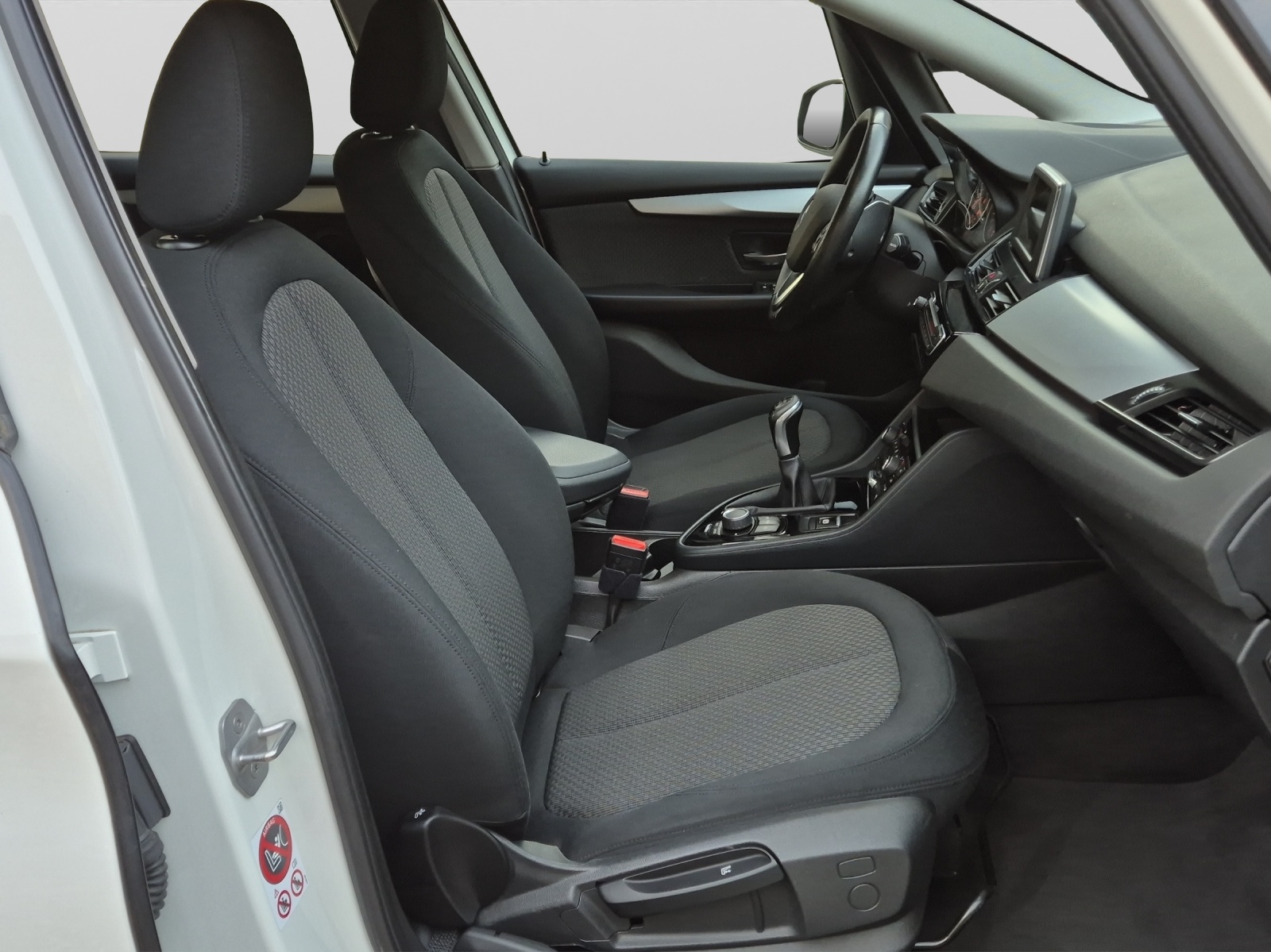 BMW 218i Active Tourer-image-13
