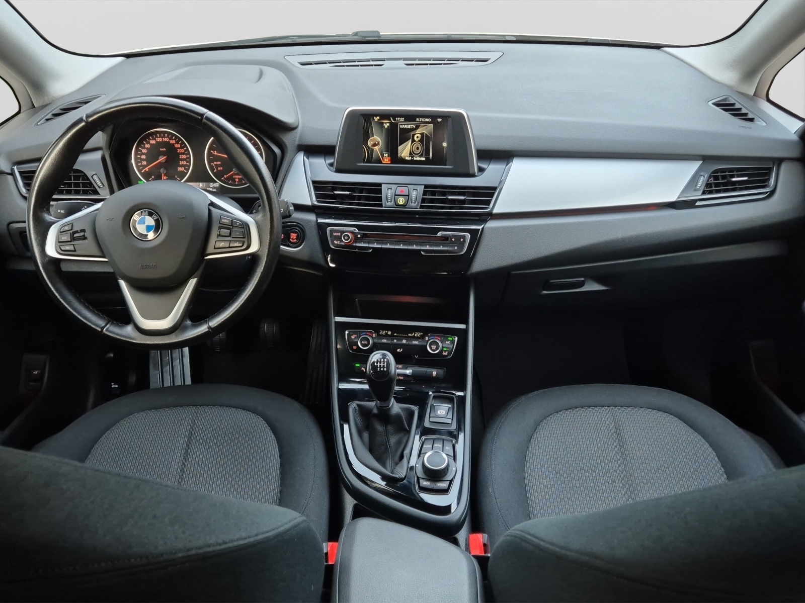 BMW 218i Active Tourer-image-9