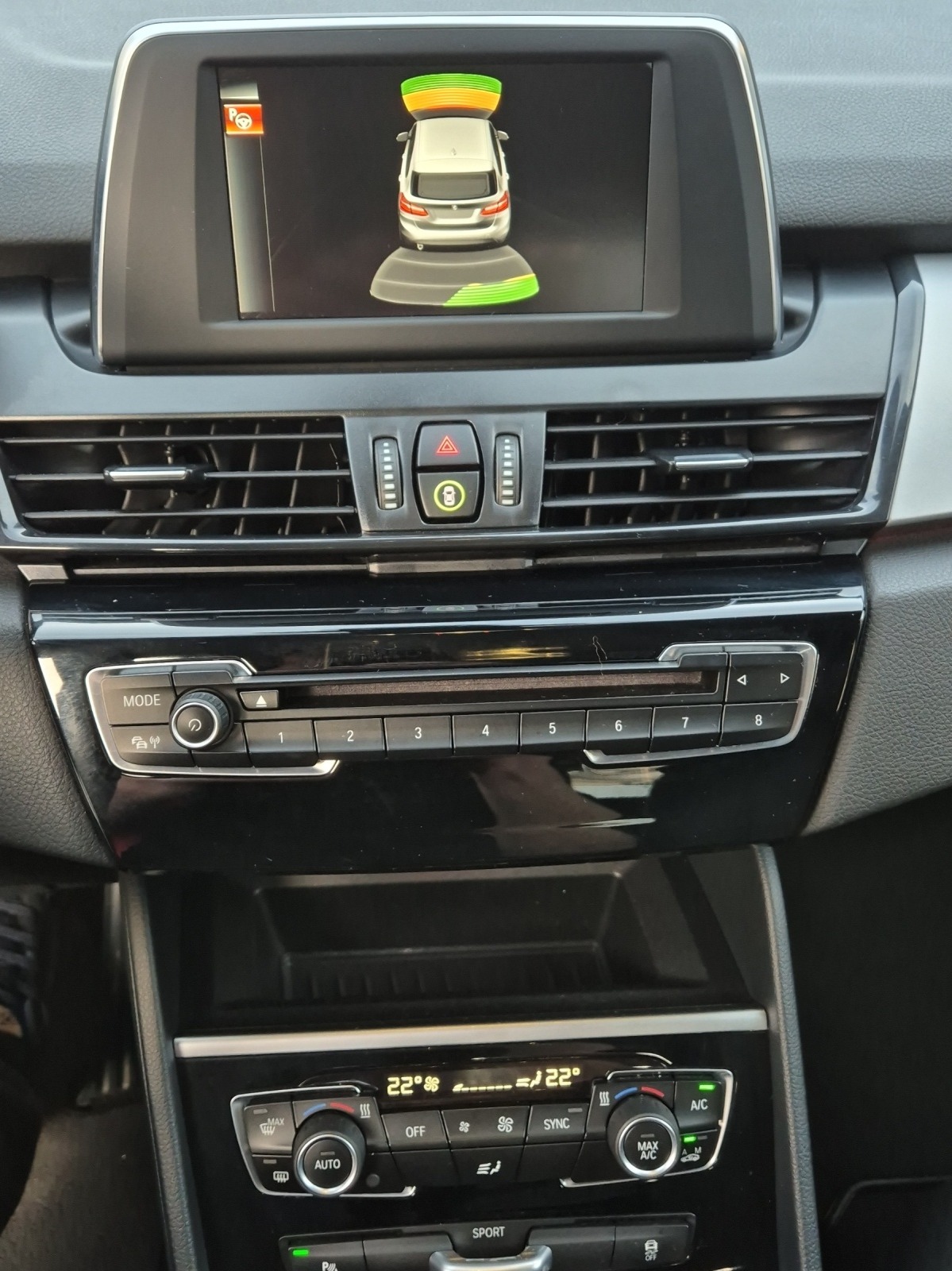 BMW 218i Active Tourer-image-10