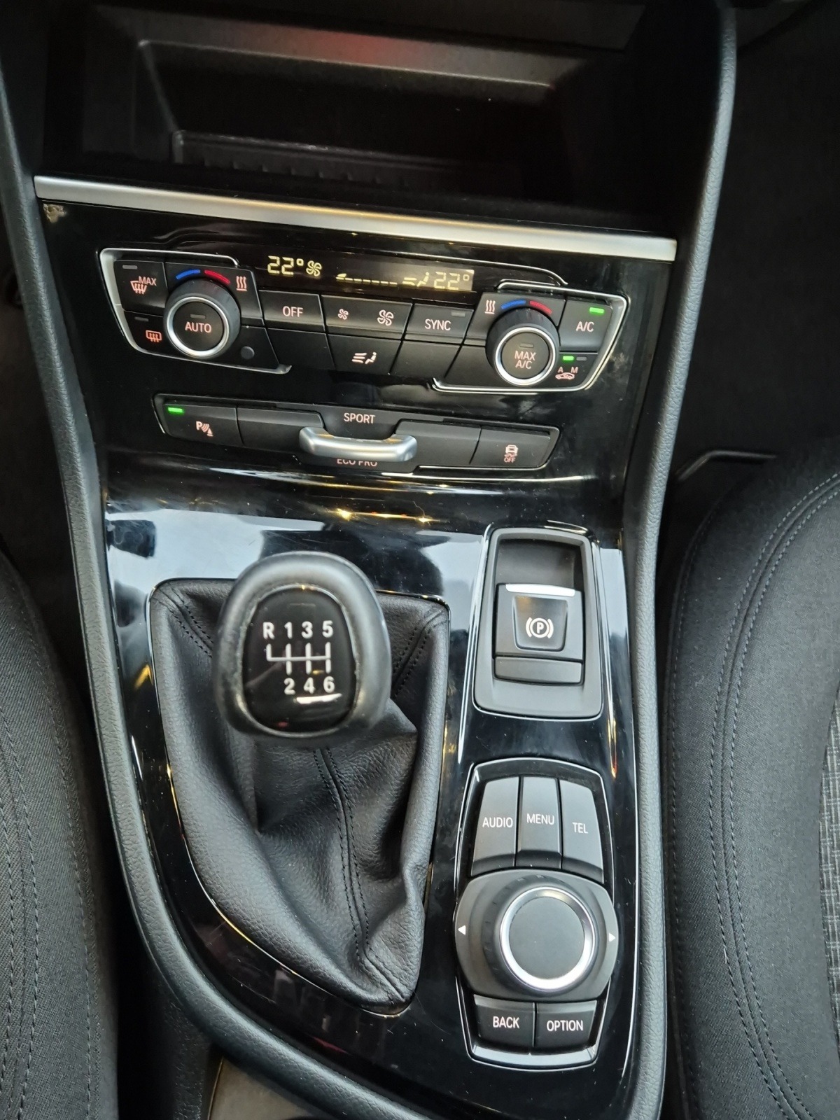 BMW 218i Active Tourer-image-11