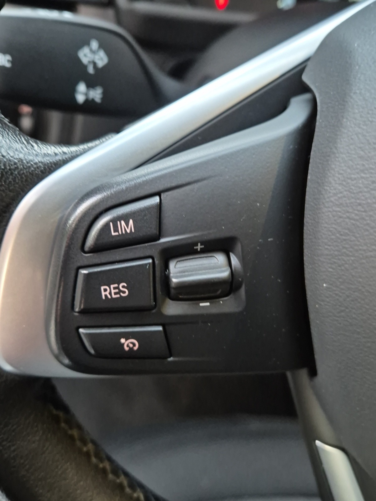 BMW 218i Active Tourer-image-12