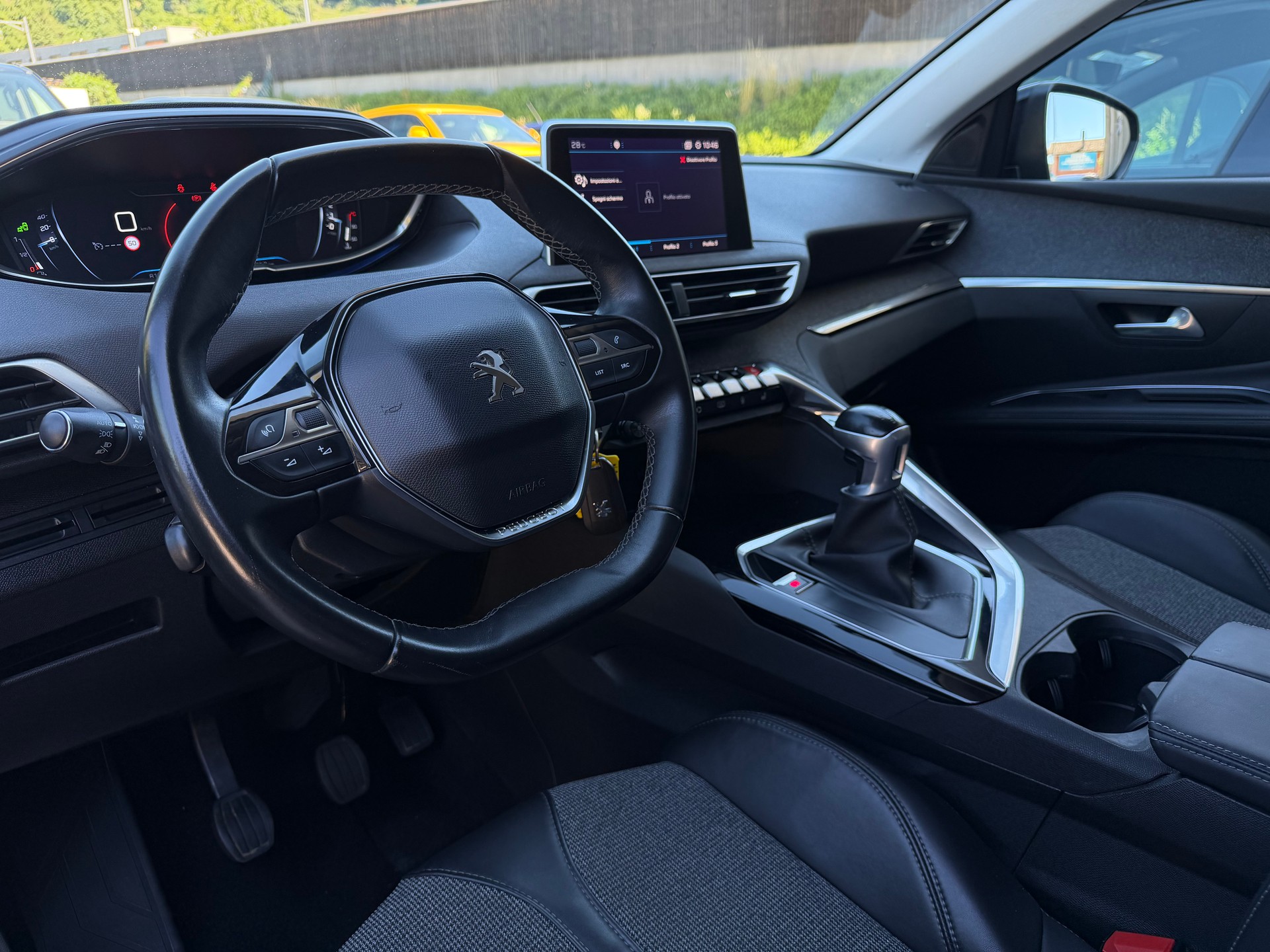 PEUGEOT 5008 1.2 Pure Tech Allure-image-9