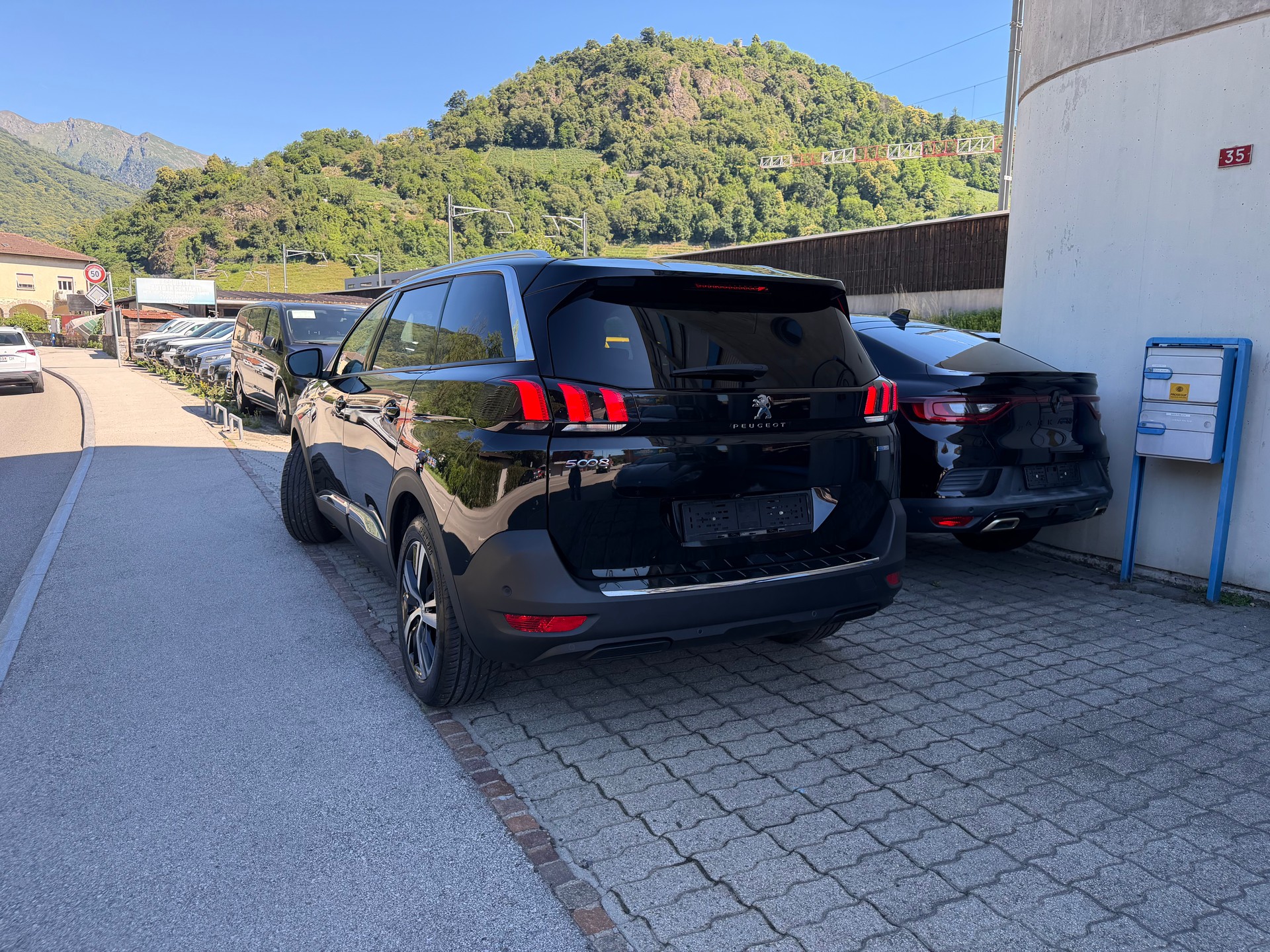 PEUGEOT 5008 1.2 Pure Tech Allure-image-4
