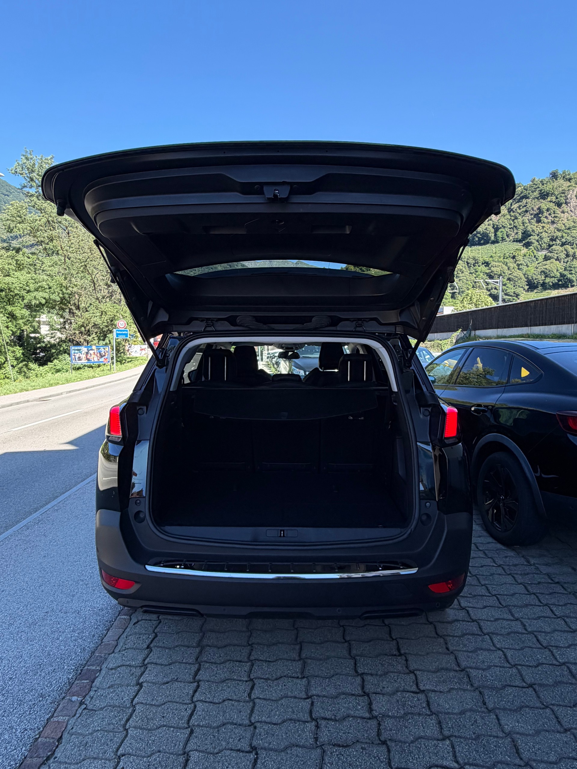 PEUGEOT 5008 1.2 Pure Tech Allure-image-6