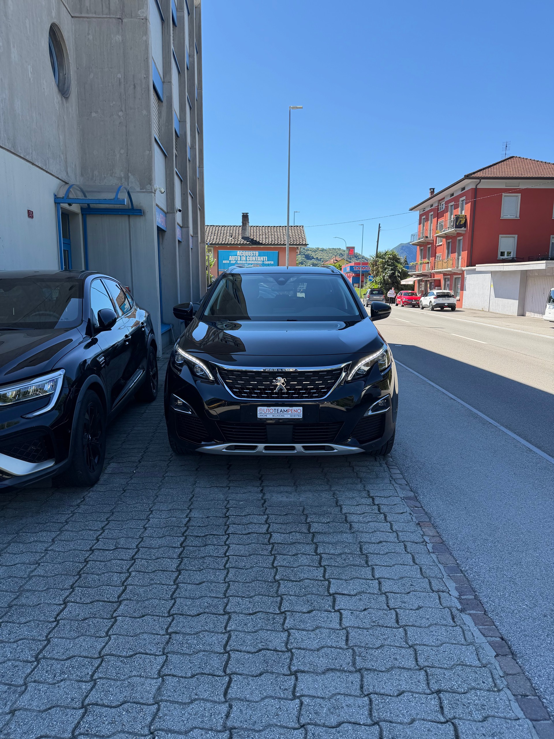 PEUGEOT 5008 1.2 Pure Tech Allure-image-1