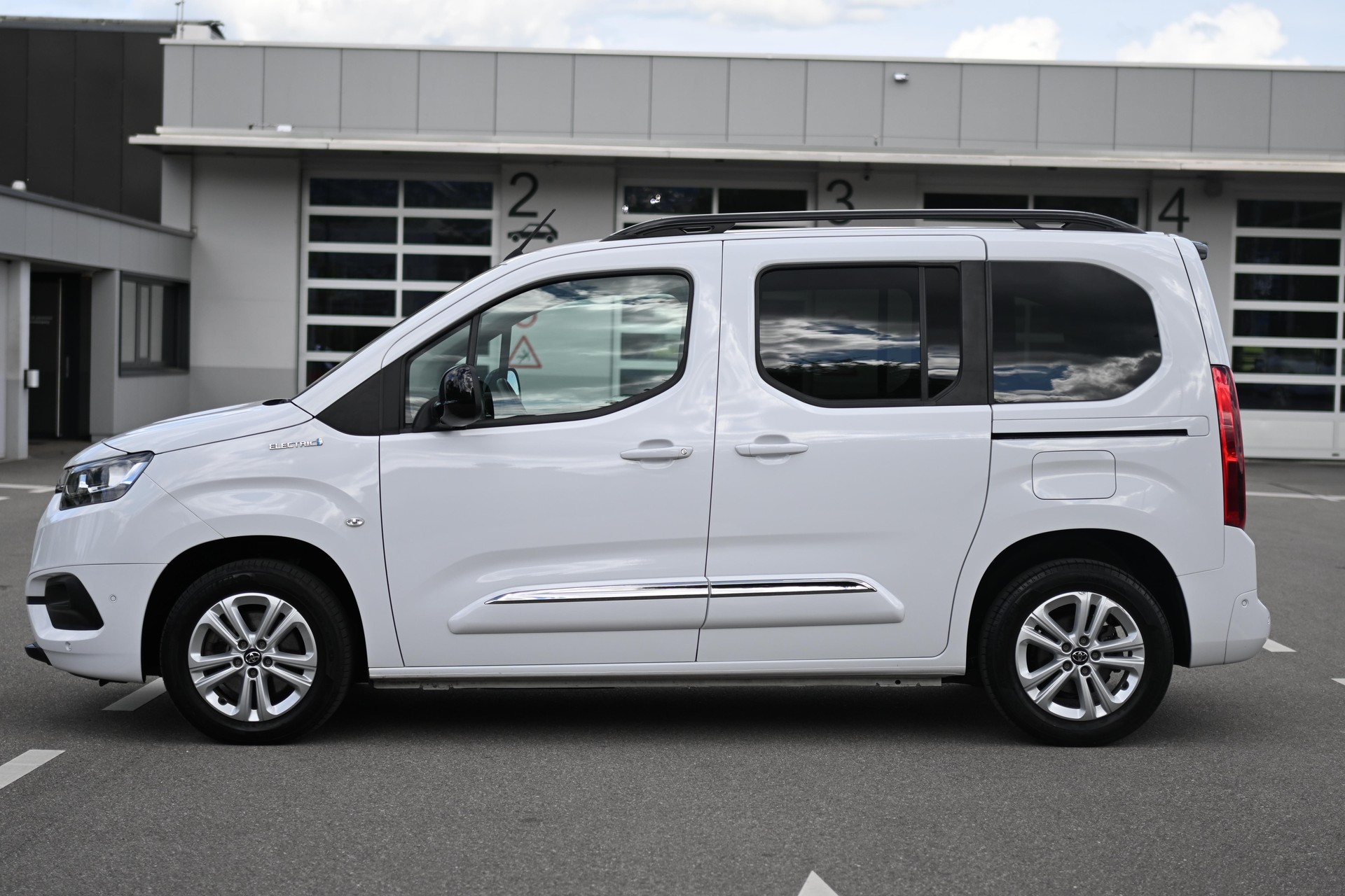 TOYOTA 50KWh Trend-image-5