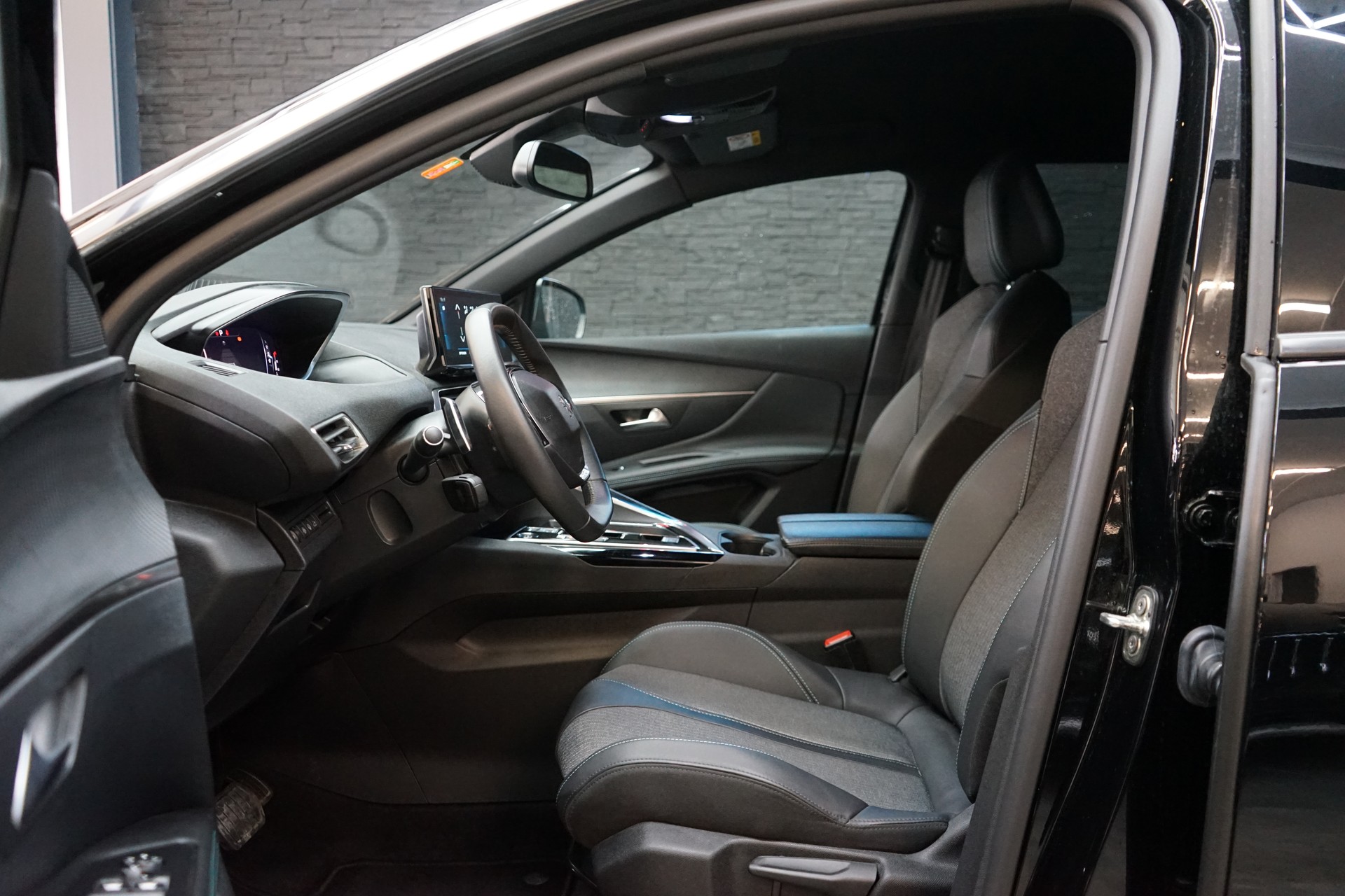 PEUGEOT 3008 1.2 PureTech Allure Pack EAT8-showroom-element-3