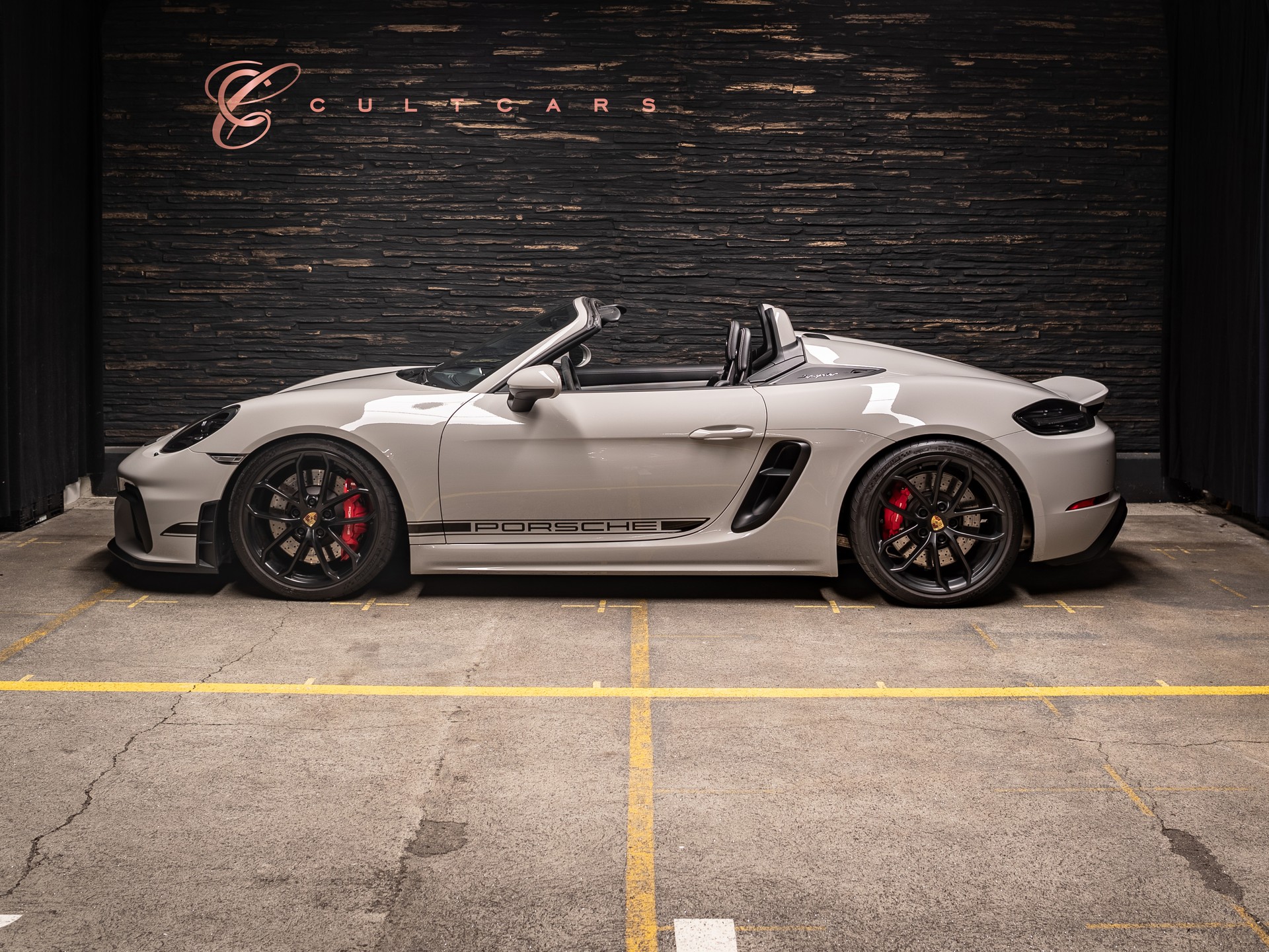 PORSCHE 718 Boxster Spyder-showroom-element-2