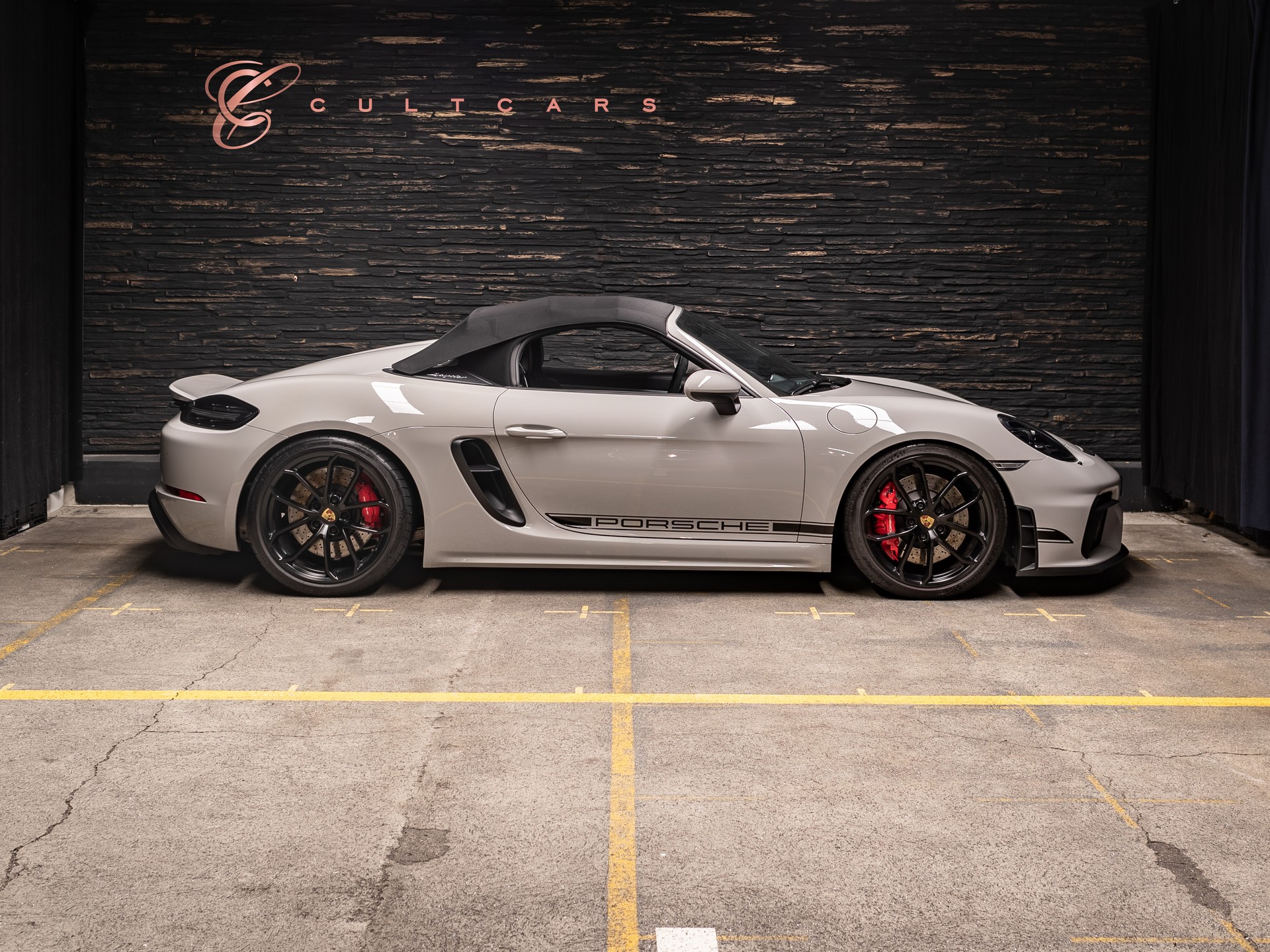 PORSCHE 718 Boxster Spyder-showroom-element-1