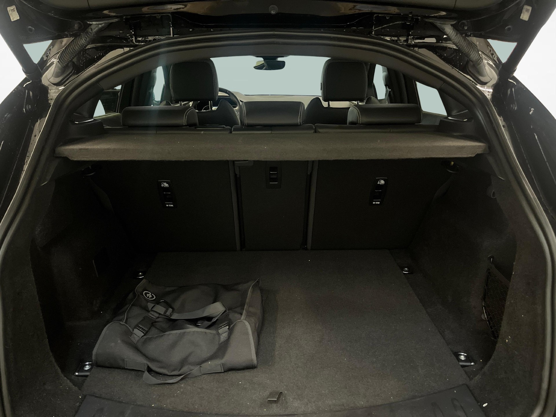 JAGUAR E-Pace 1.5 T 300e R-Dynamic HSE AWD-image-11