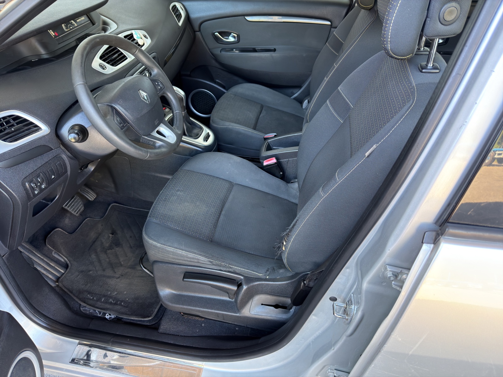 RENAULT Scénic 2.0 16V Dynamique X-Tronic CVT-image-11