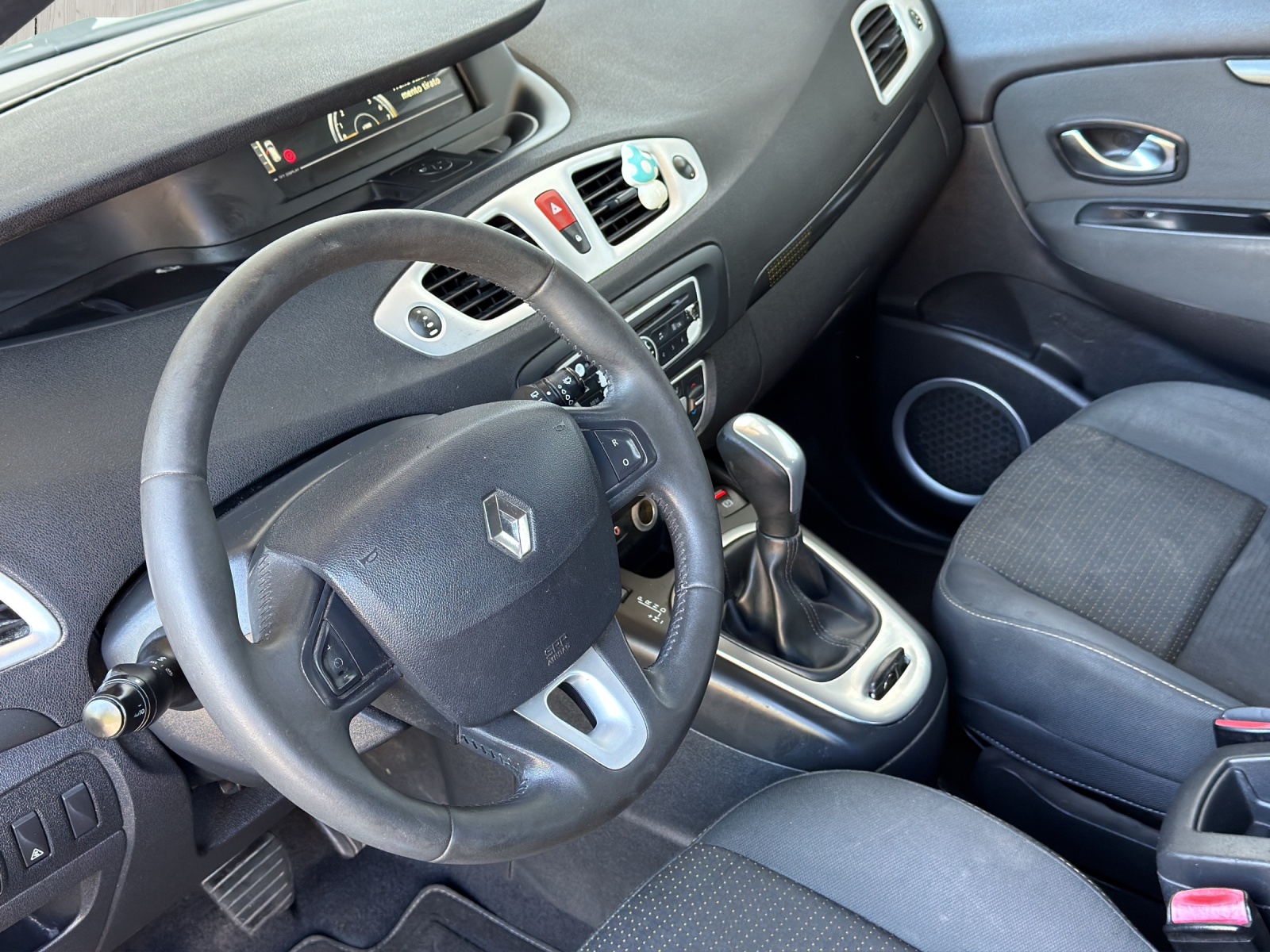 RENAULT Scénic 2.0 16V Dynamique X-Tronic CVT-image-10