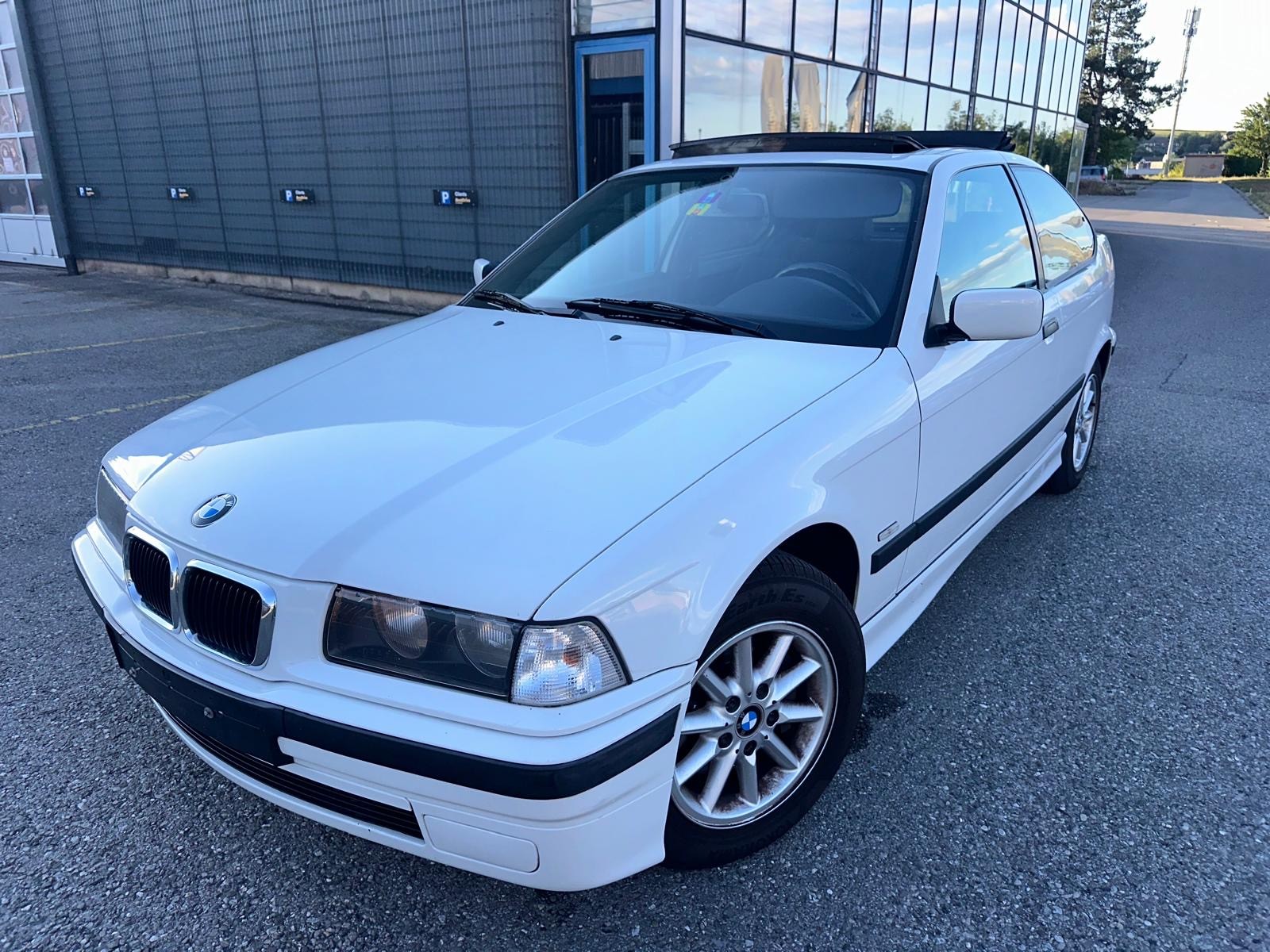 BMW 318ti Compact Exclusiv-showroom-element-2