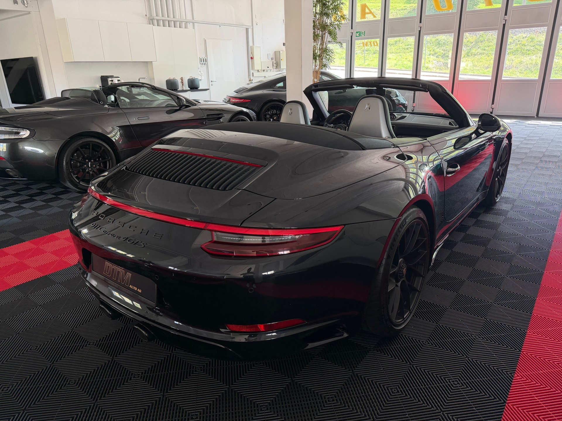 PORSCHE 911 Carrera 4 GTS Cabrio-image-4