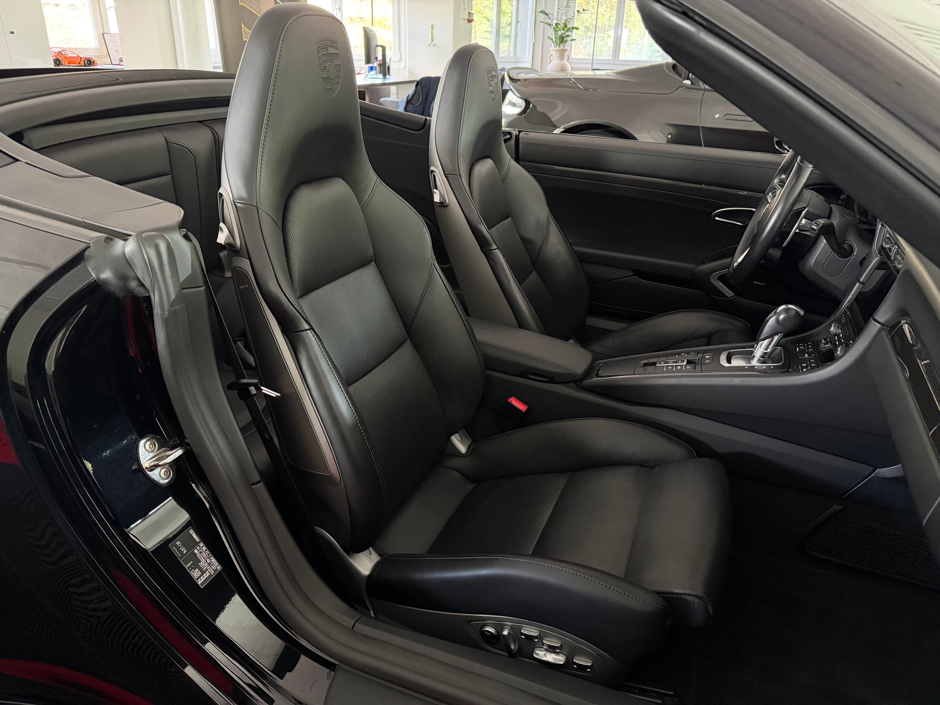 PORSCHE 911 Carrera 4 GTS Cabrio-image-13