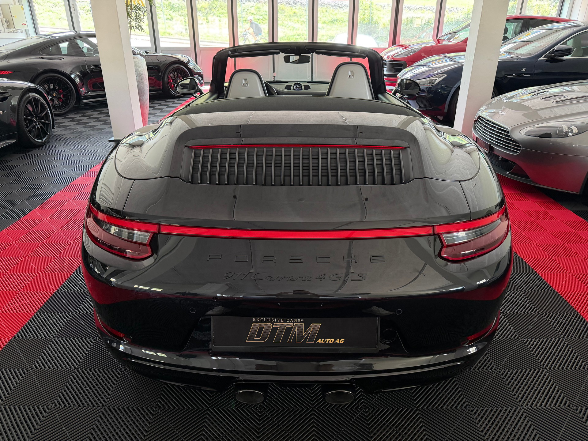 PORSCHE 911 Carrera 4 GTS Cabrio-showroom-element-3