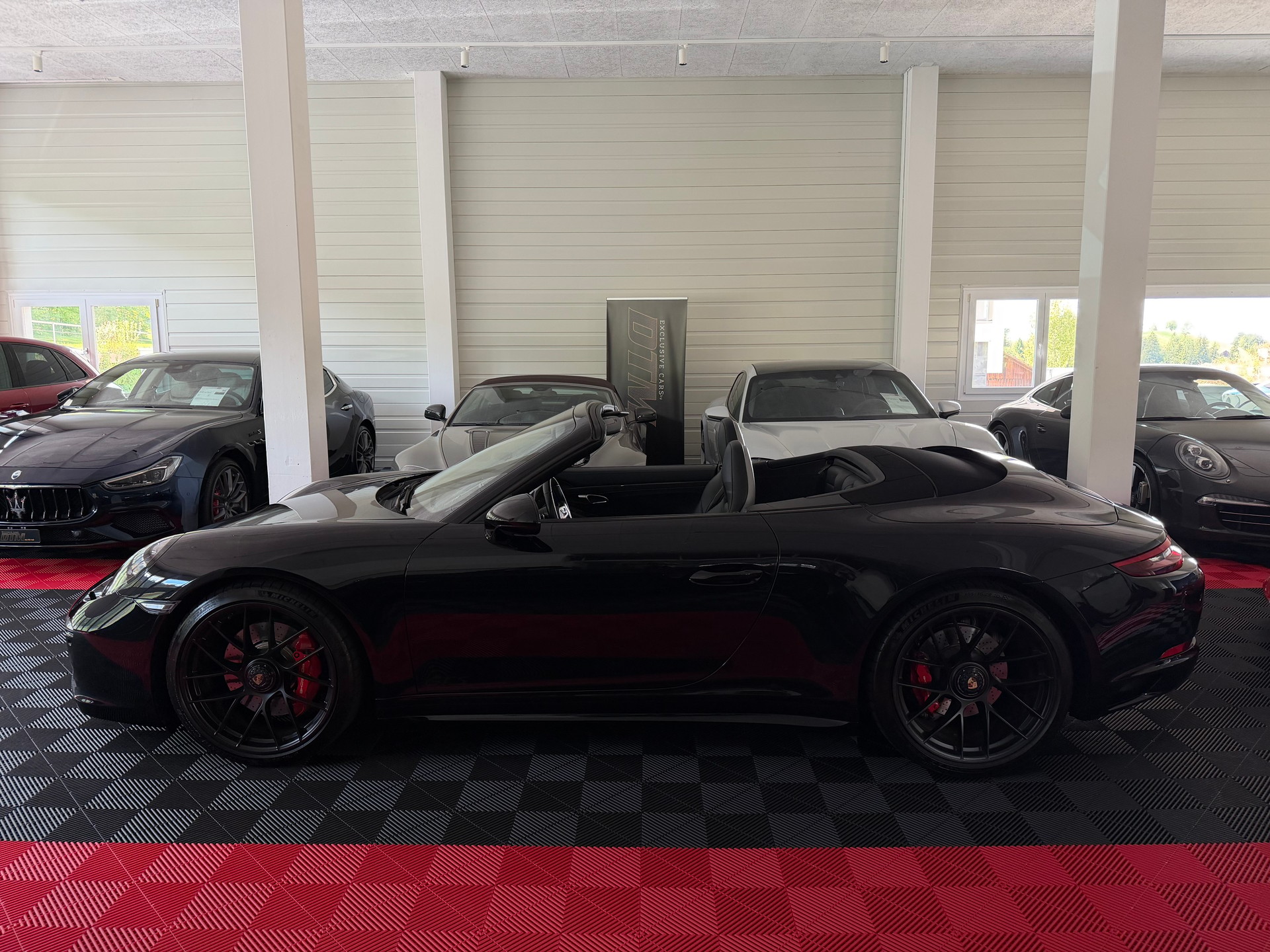 PORSCHE 911 Carrera 4 GTS Cabrio-showroom-element-1