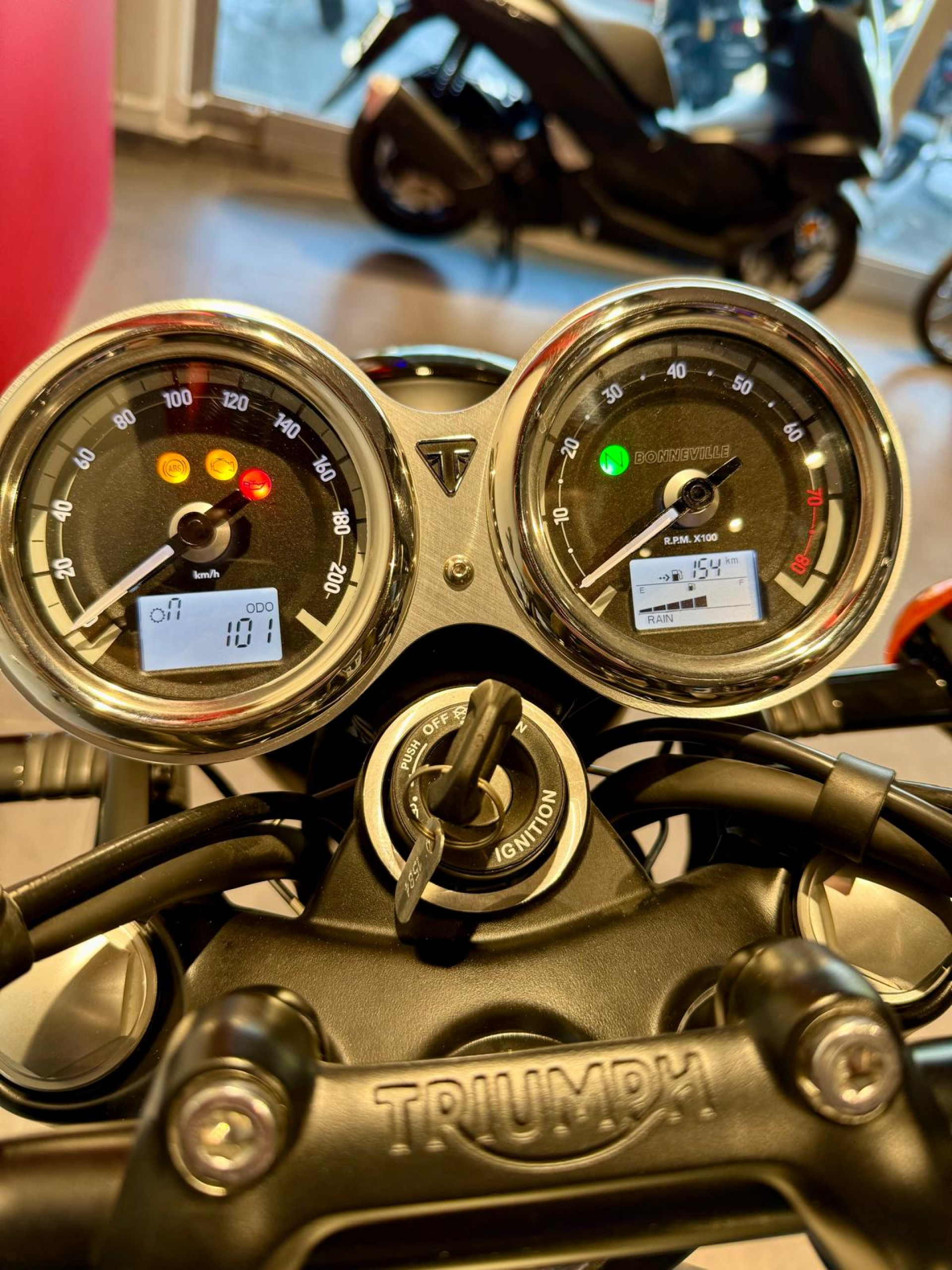 TRIUMPH Bonneville T120 Black Gold Line-image-5