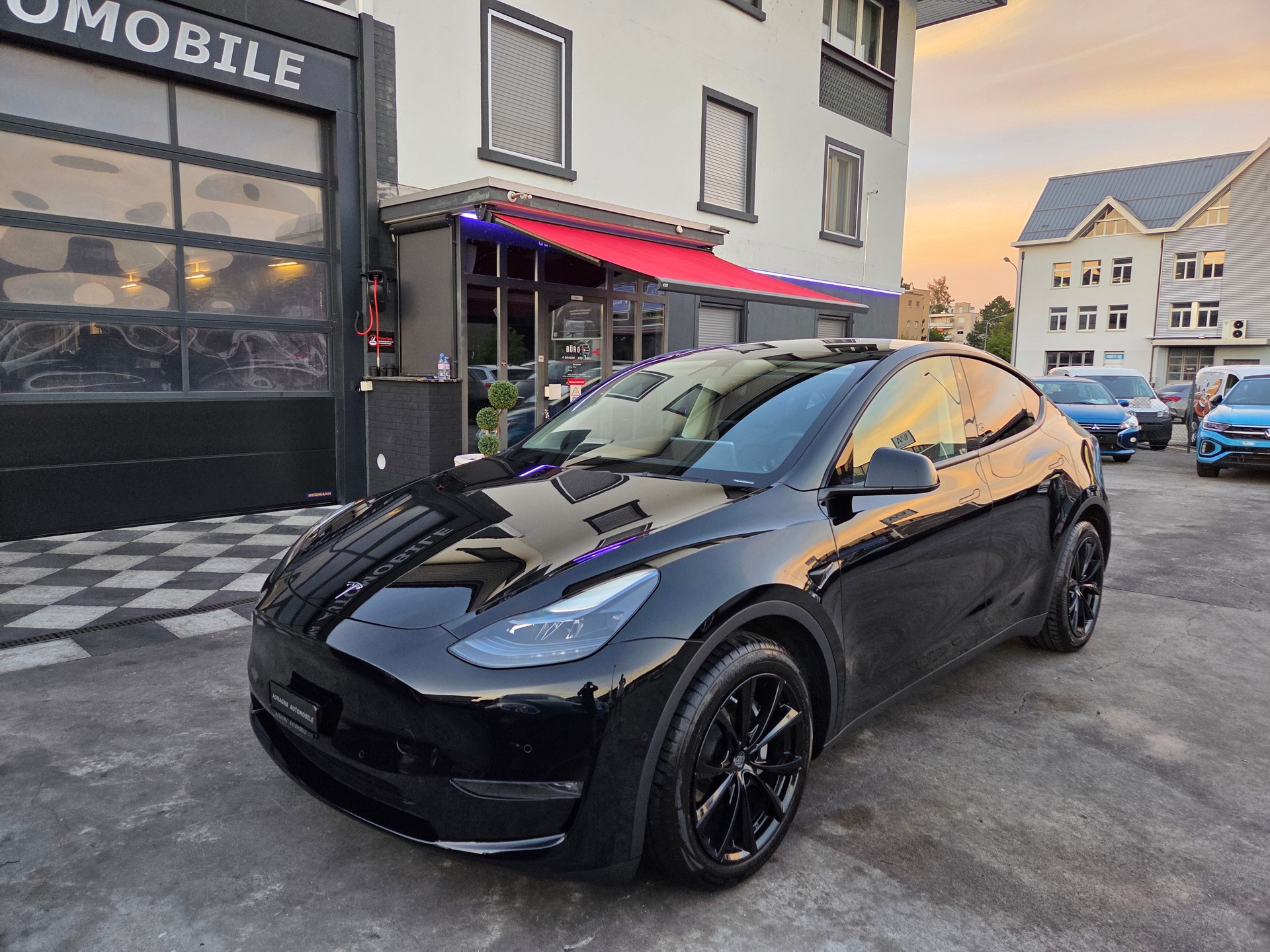 TESLA Model Y Long Range-showroom-element-2