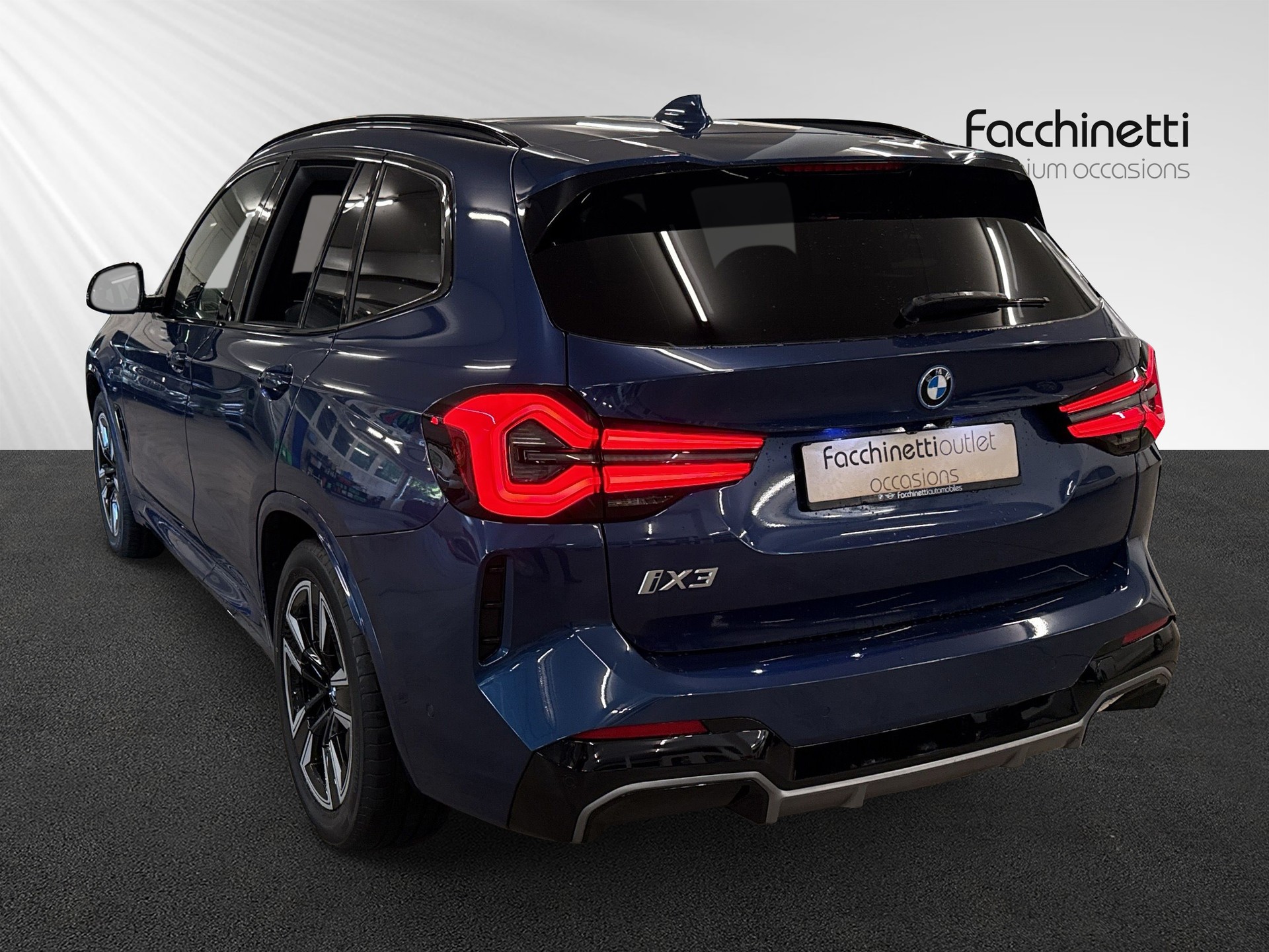 BMW iX3 Impressive-showroom-element-2