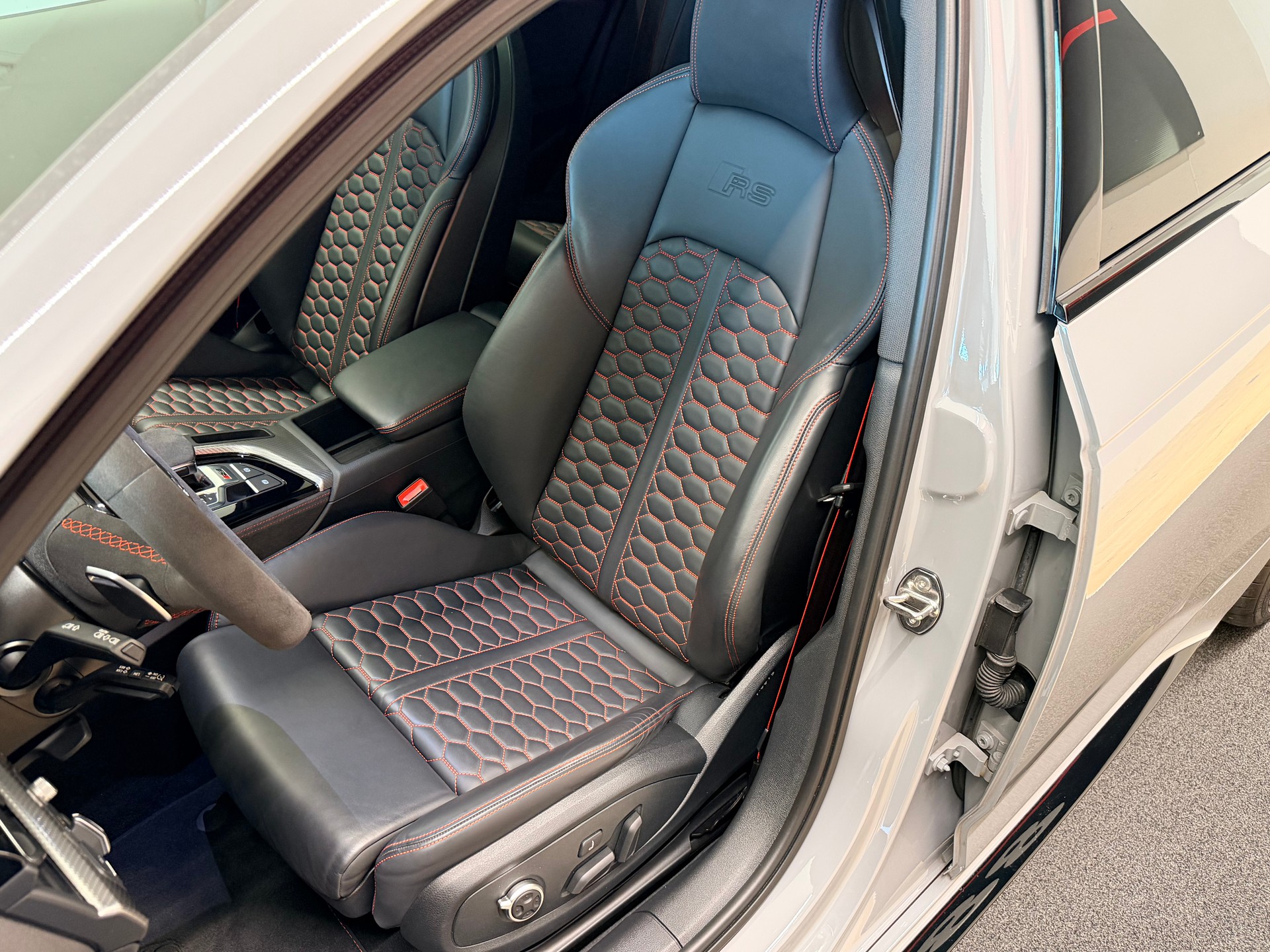 AUDI RS4 Avant quattro tiptronic-image-16