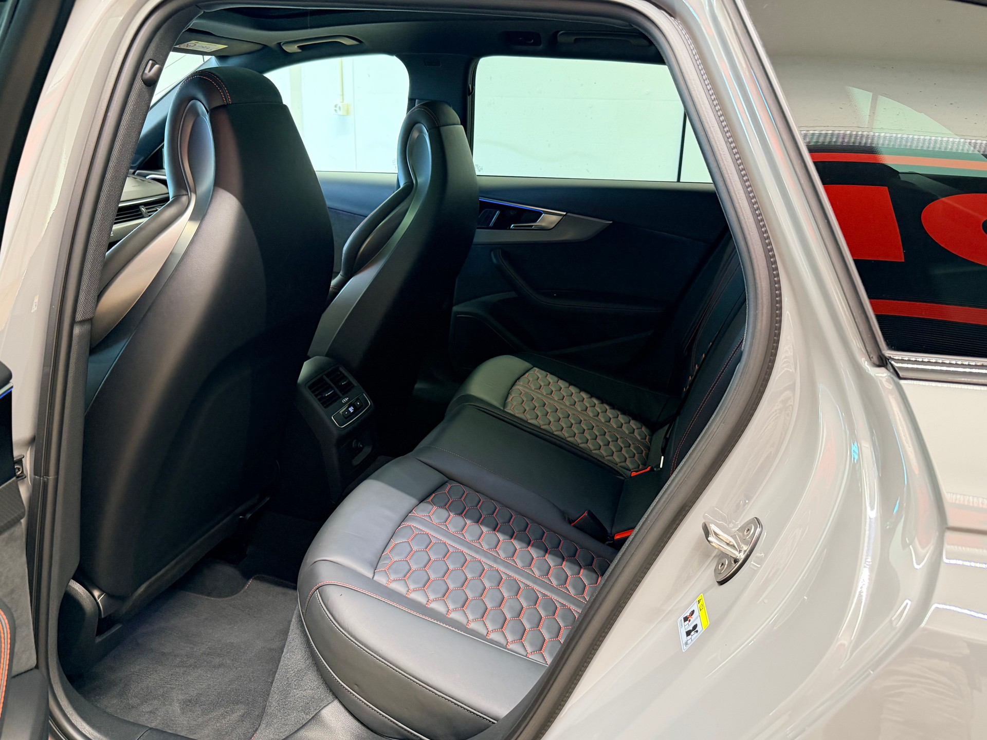 AUDI RS4 Avant quattro tiptronic-image-17