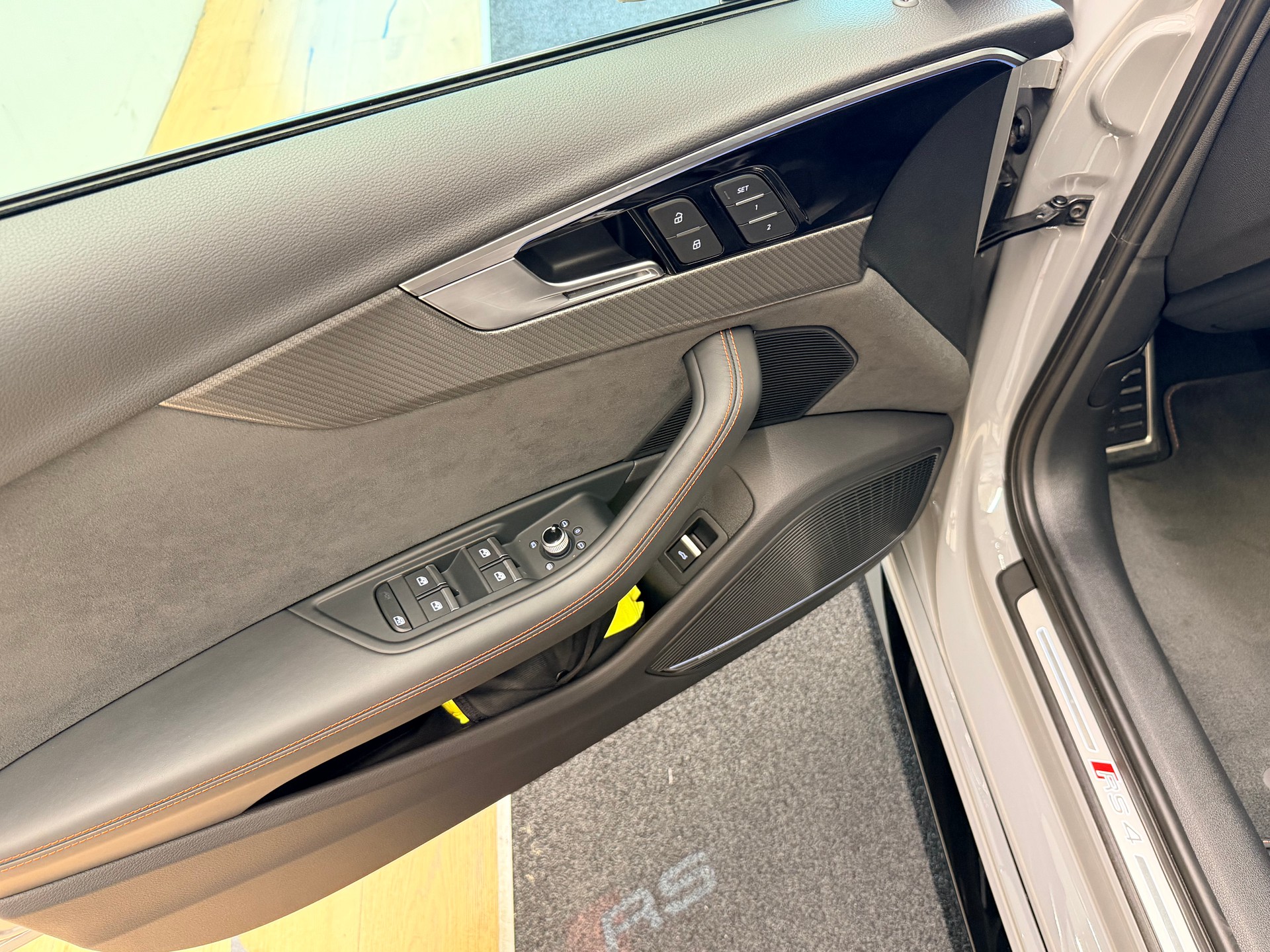 AUDI RS4 Avant quattro tiptronic-image-13