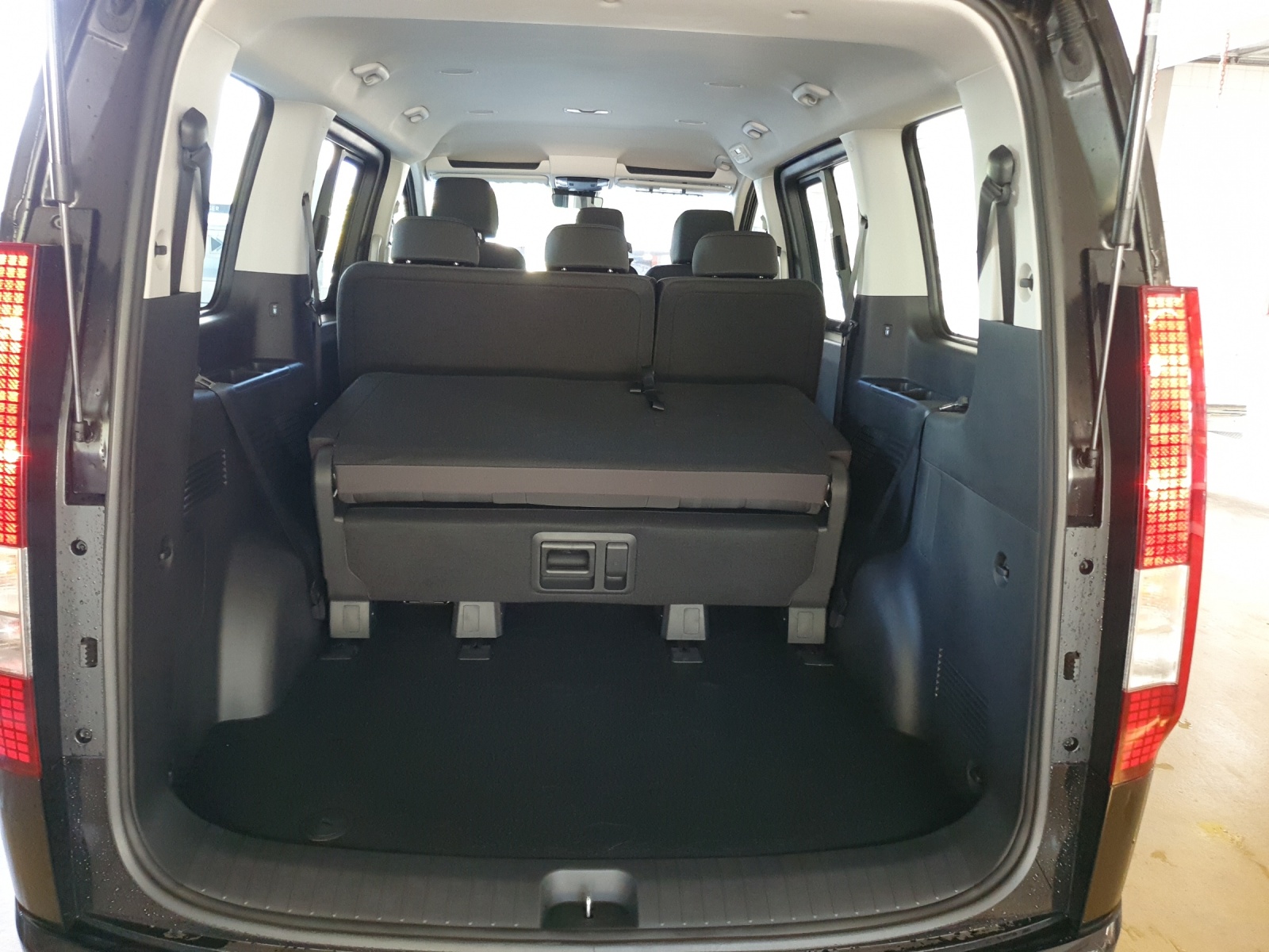 HYUNDAI Staria Wagon 1.6 GDi HEV Amplia-image-11